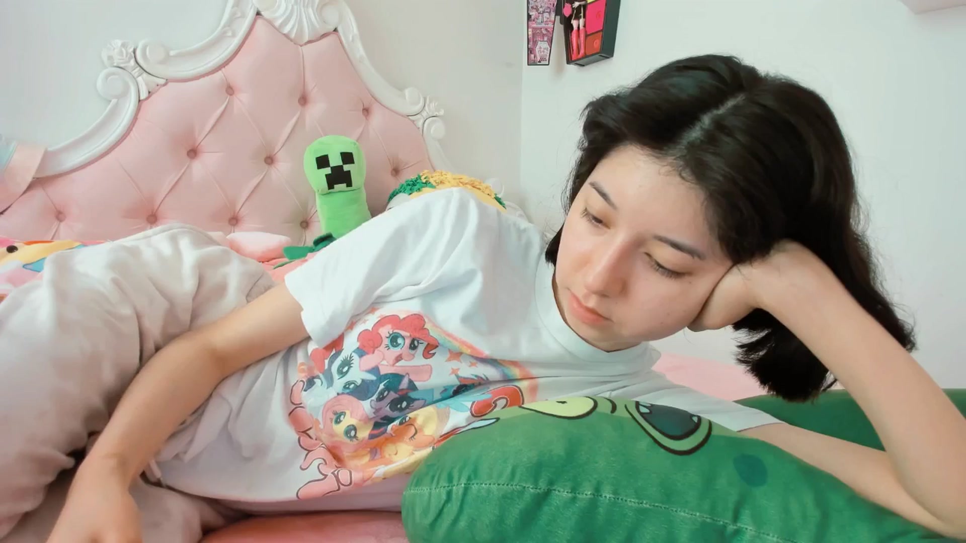 Gallery image thumbnail from Cherrycute666's myfreecams stream on, 08/19/2025, 18:21 image 3 of 20