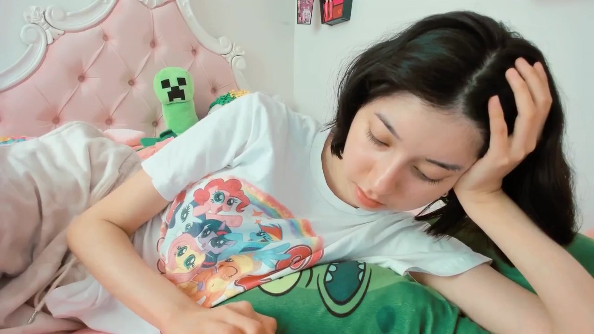 Gallery image thumbnail from Cherrycute666's myfreecams stream on, 08/19/2025, 18:21 image 11 of 20