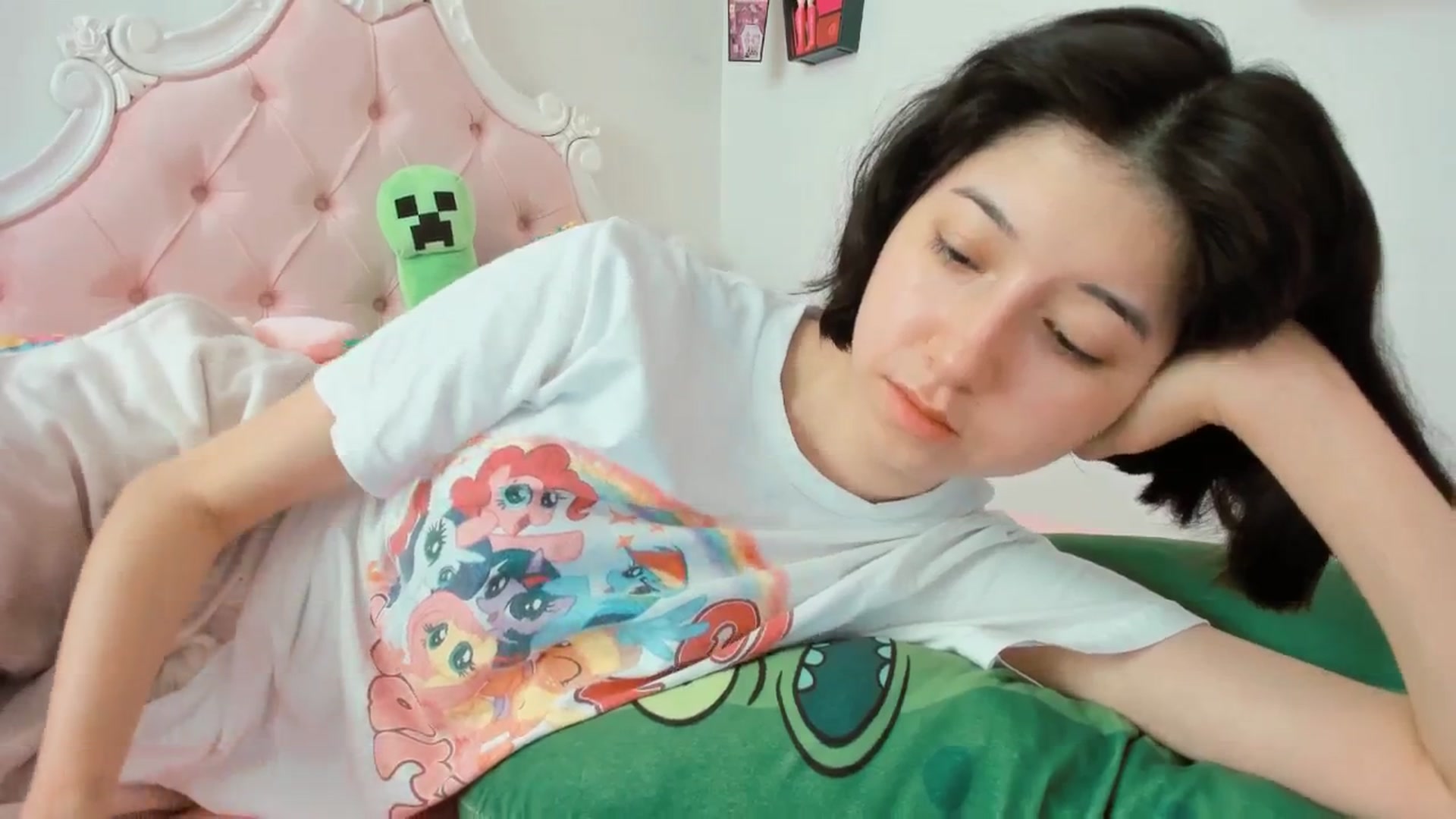 Gallery image thumbnail from Cherrycute666's myfreecams stream on, 08/19/2025, 18:21 image 10 of 20