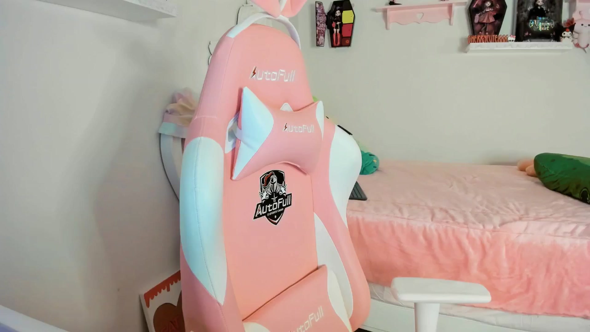 Gallery image thumbnail from Cherrycute666's myfreecams stream on, 08/22/2025, 01:14 image 17 of 20