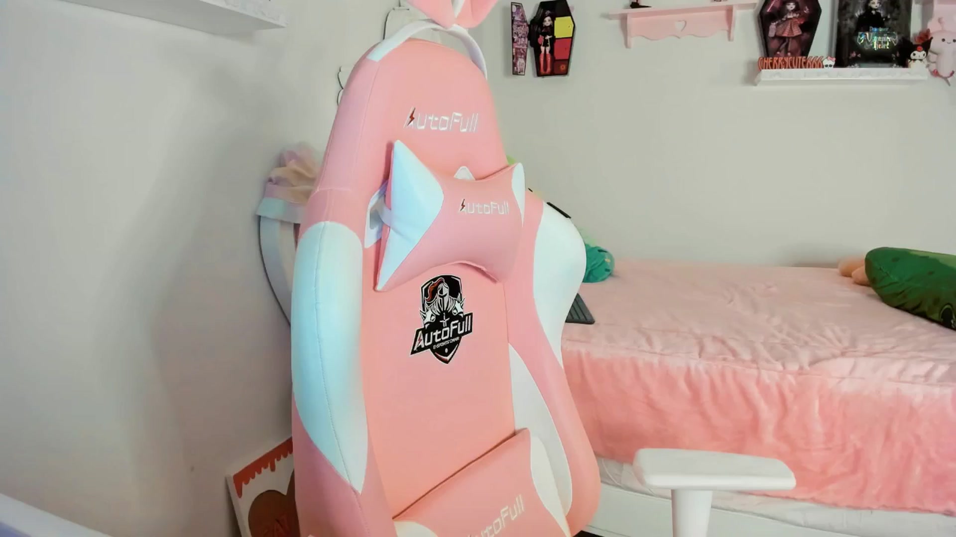 Gallery image thumbnail from Cherrycute666's myfreecams stream on, 08/22/2025, 01:14 image 18 of 20