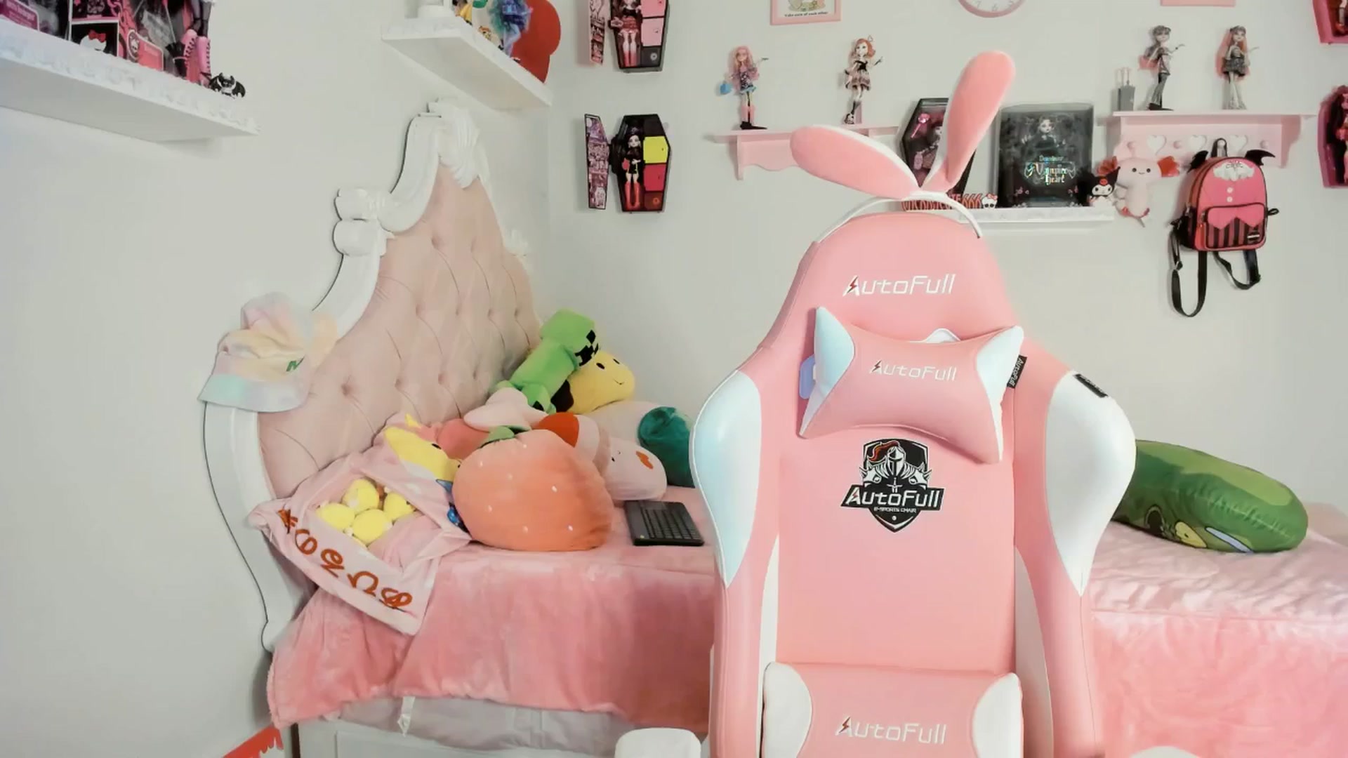Gallery image thumbnail from Cherrycute666's myfreecams stream on, 08/22/2025, 05:47 image 9 of 20