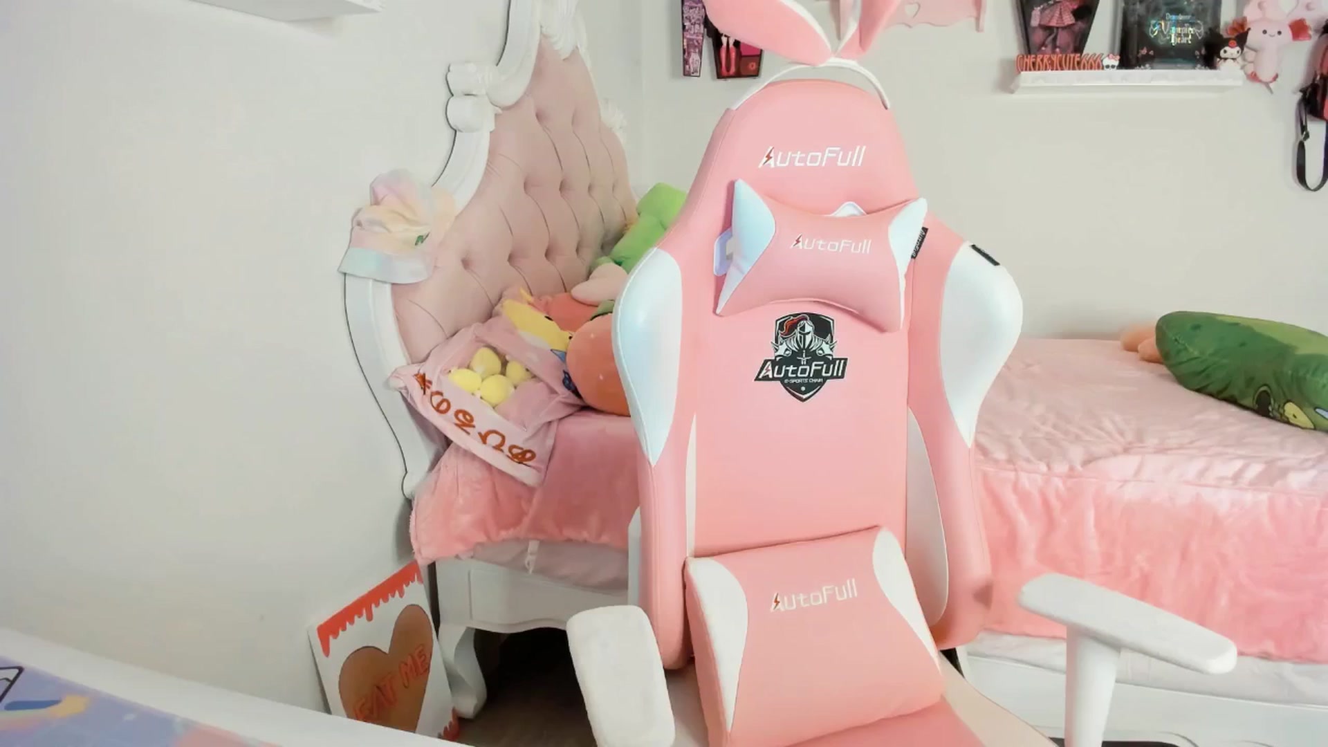 Gallery image thumbnail from Cherrycute666's myfreecams stream on, 08/22/2025, 05:47 image 2 of 20