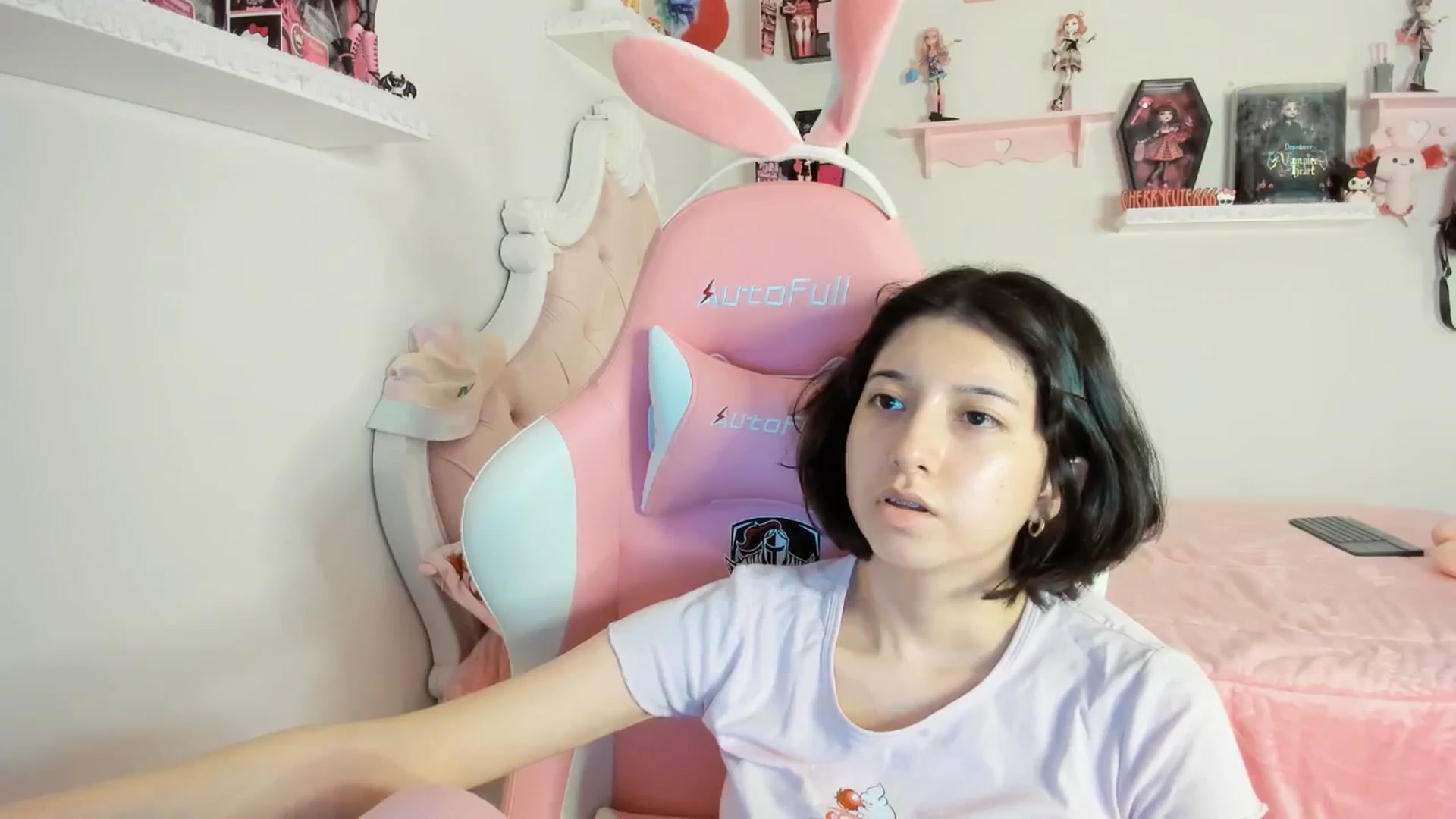 Gallery image thumbnail from Cherrycute666's myfreecams stream on, 08/23/2025, 24:02 image 13 of 20