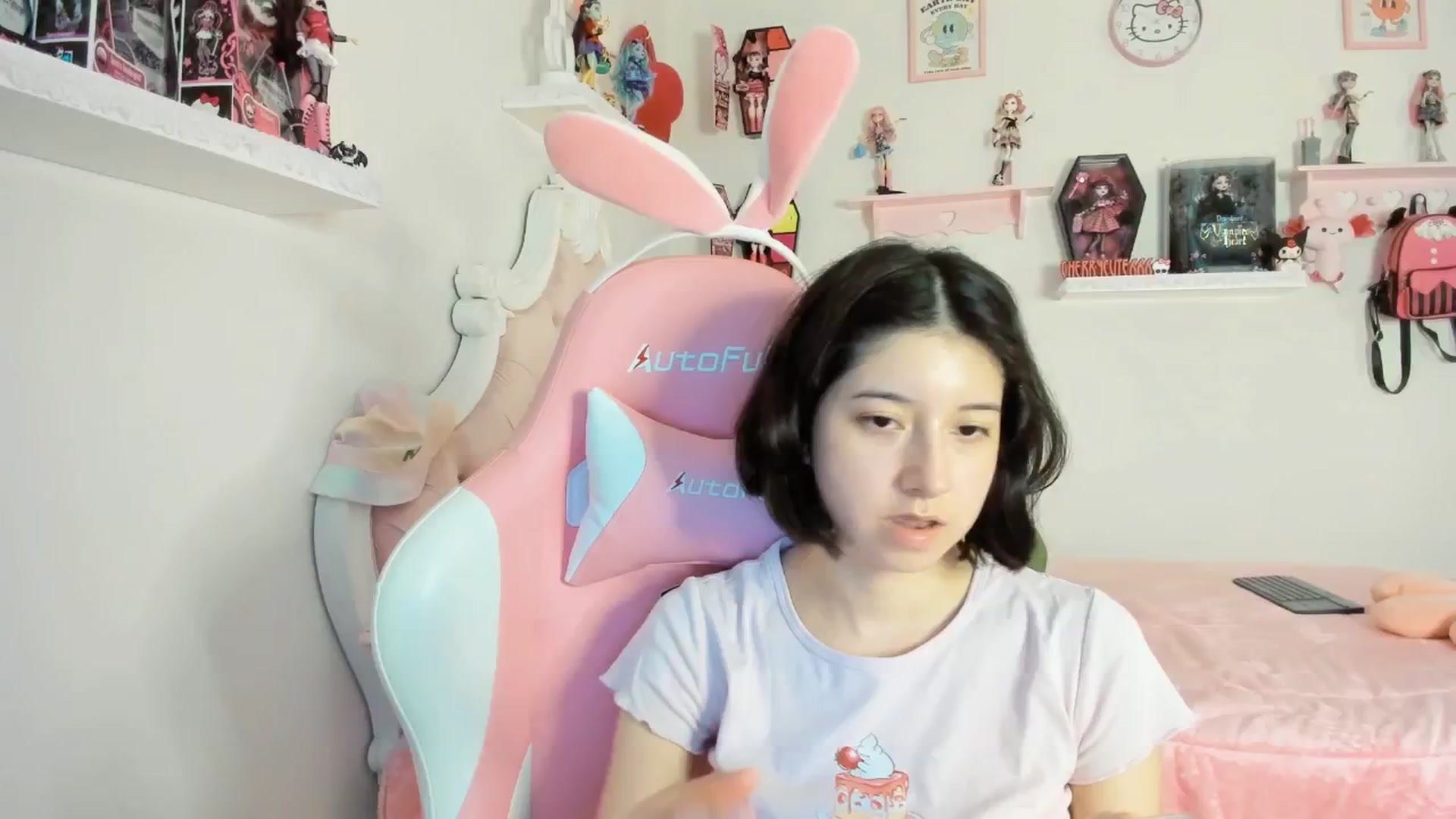 Gallery image thumbnail from Cherrycute666's myfreecams stream on, 08/23/2025, 24:02 image 1 of 20