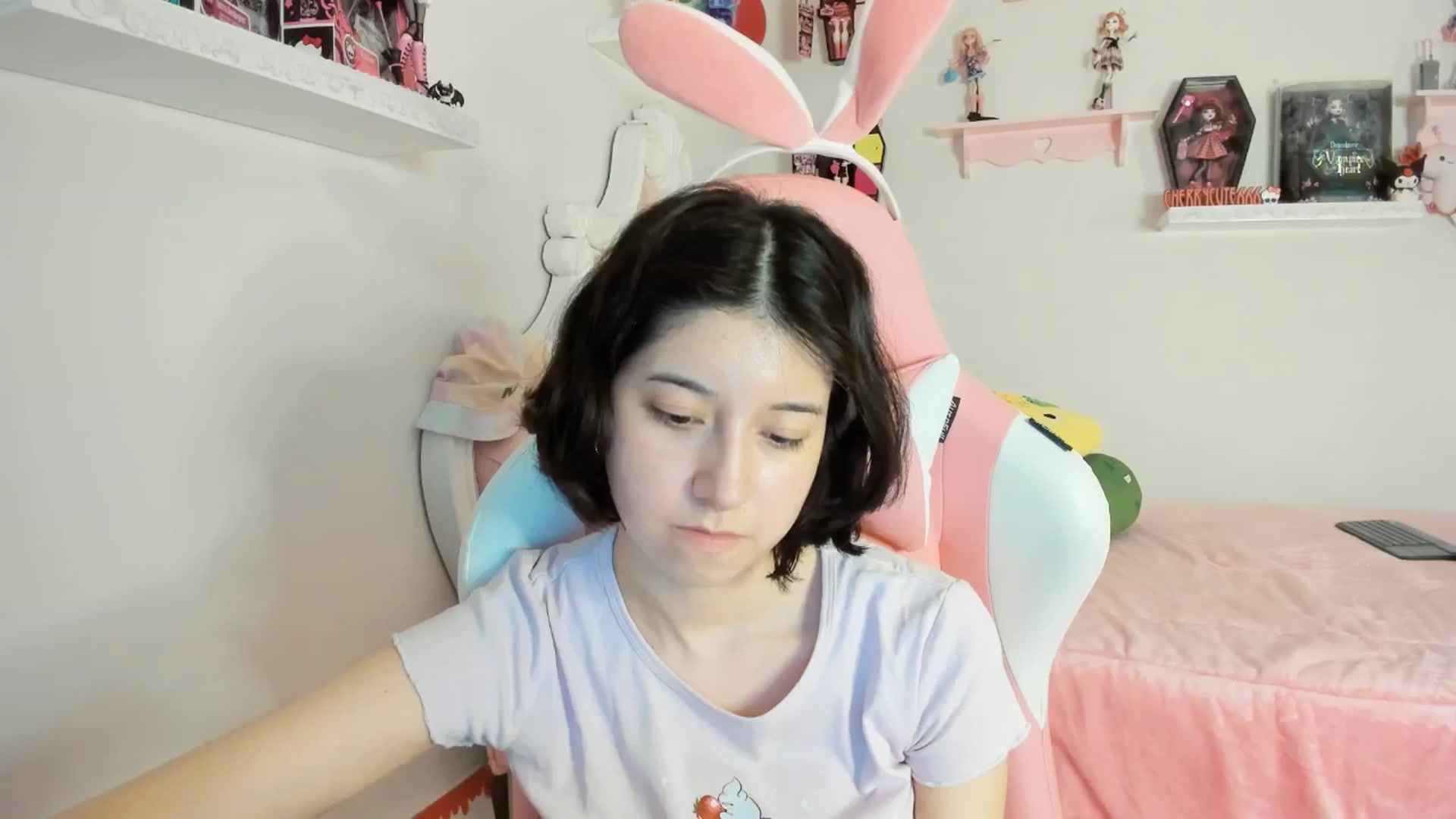 Gallery image thumbnail from Cherrycute666's myfreecams stream on, 08/23/2025, 24:02 image 8 of 20