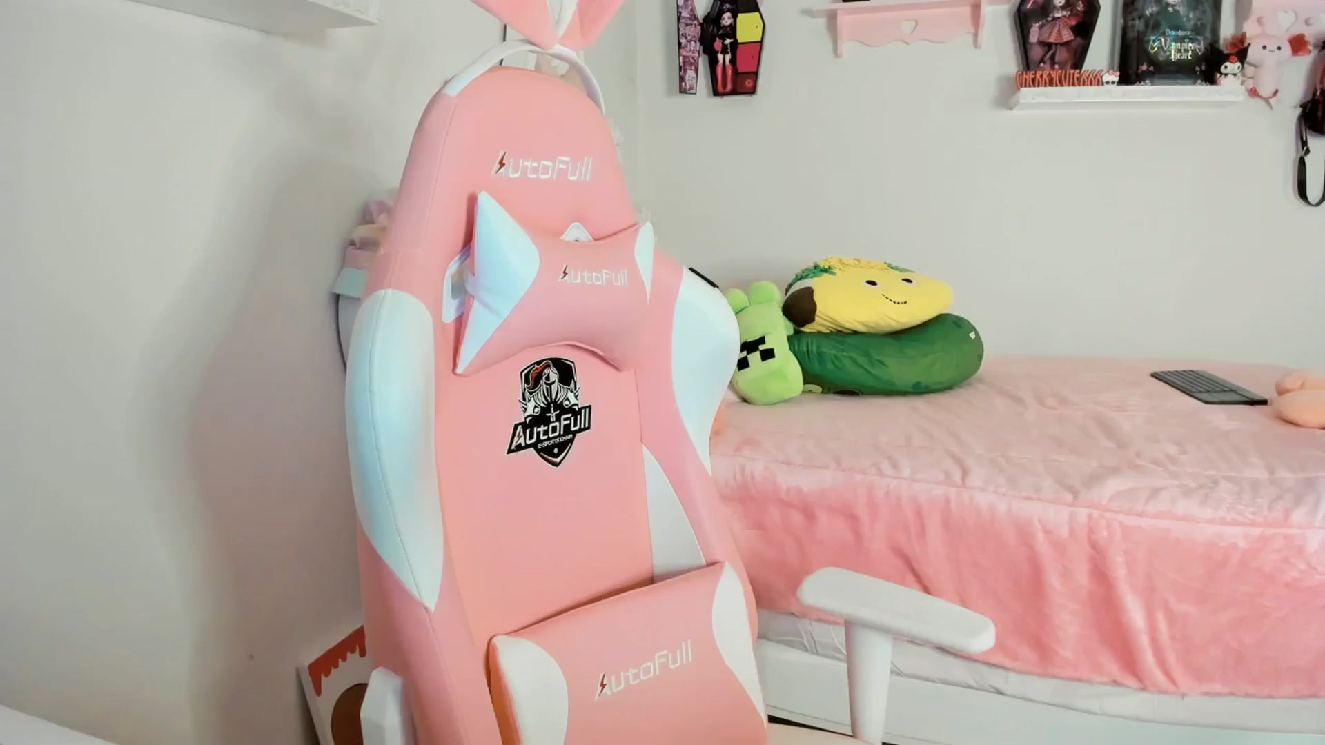 Gallery image thumbnail from Cherrycute666's myfreecams stream on, 08/23/2025, 24:02 image 5 of 20