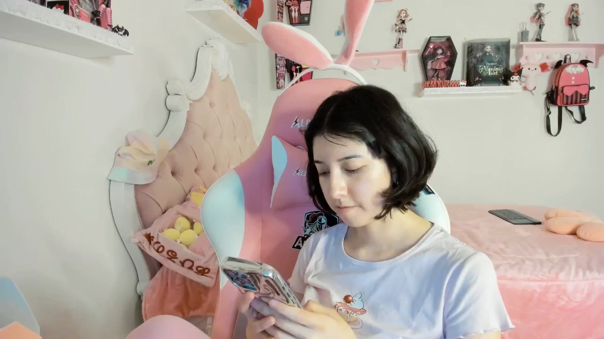Gallery image thumbnail from Cherrycute666's myfreecams stream on, 08/23/2025, 04:45 image 3 of 20