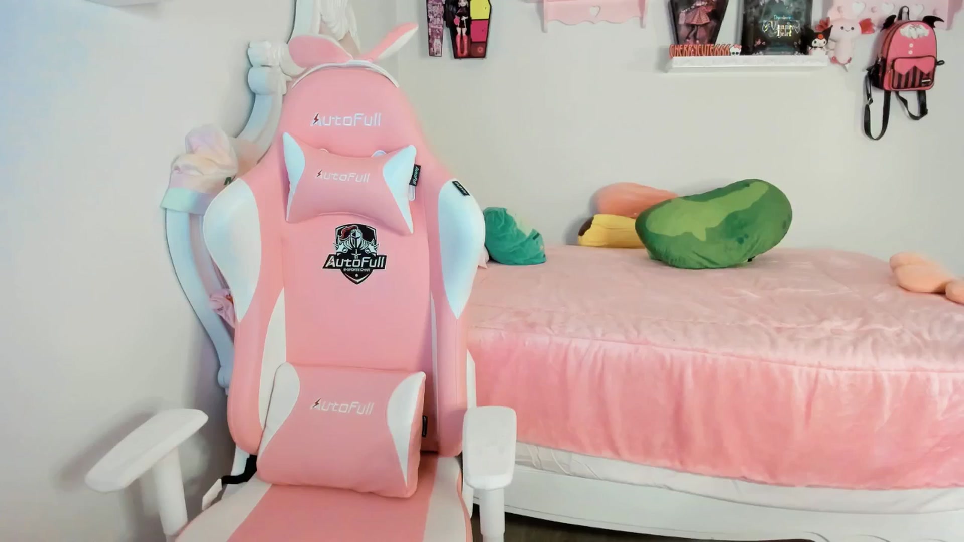 Gallery image thumbnail from Cherrycute666's myfreecams stream on, 08/25/2025, 04:13 image 11 of 20