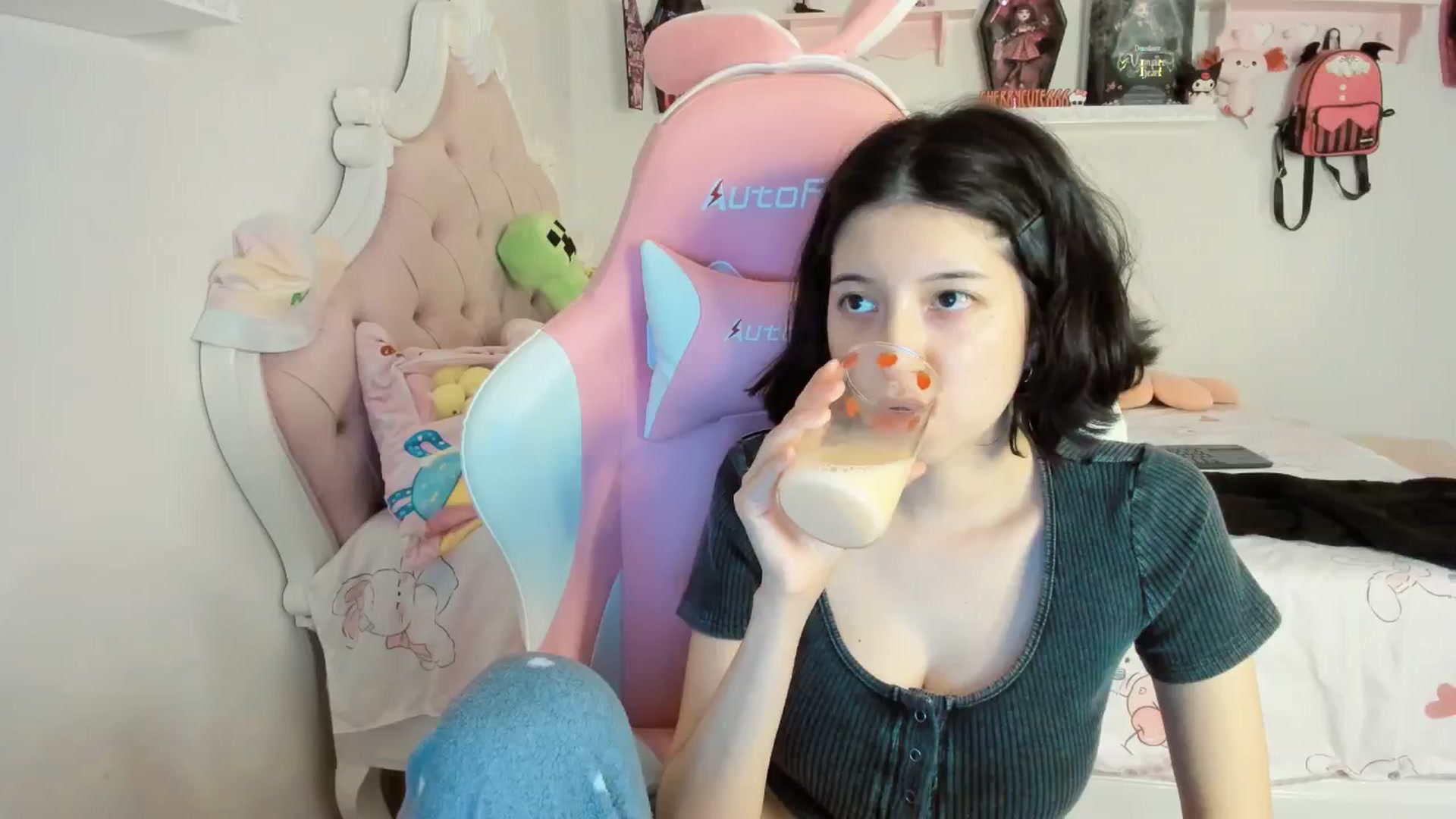 Gallery image thumbnail from Cherrycute666's myfreecams stream on, 08/29/2025, 02:18 image 6 of 20