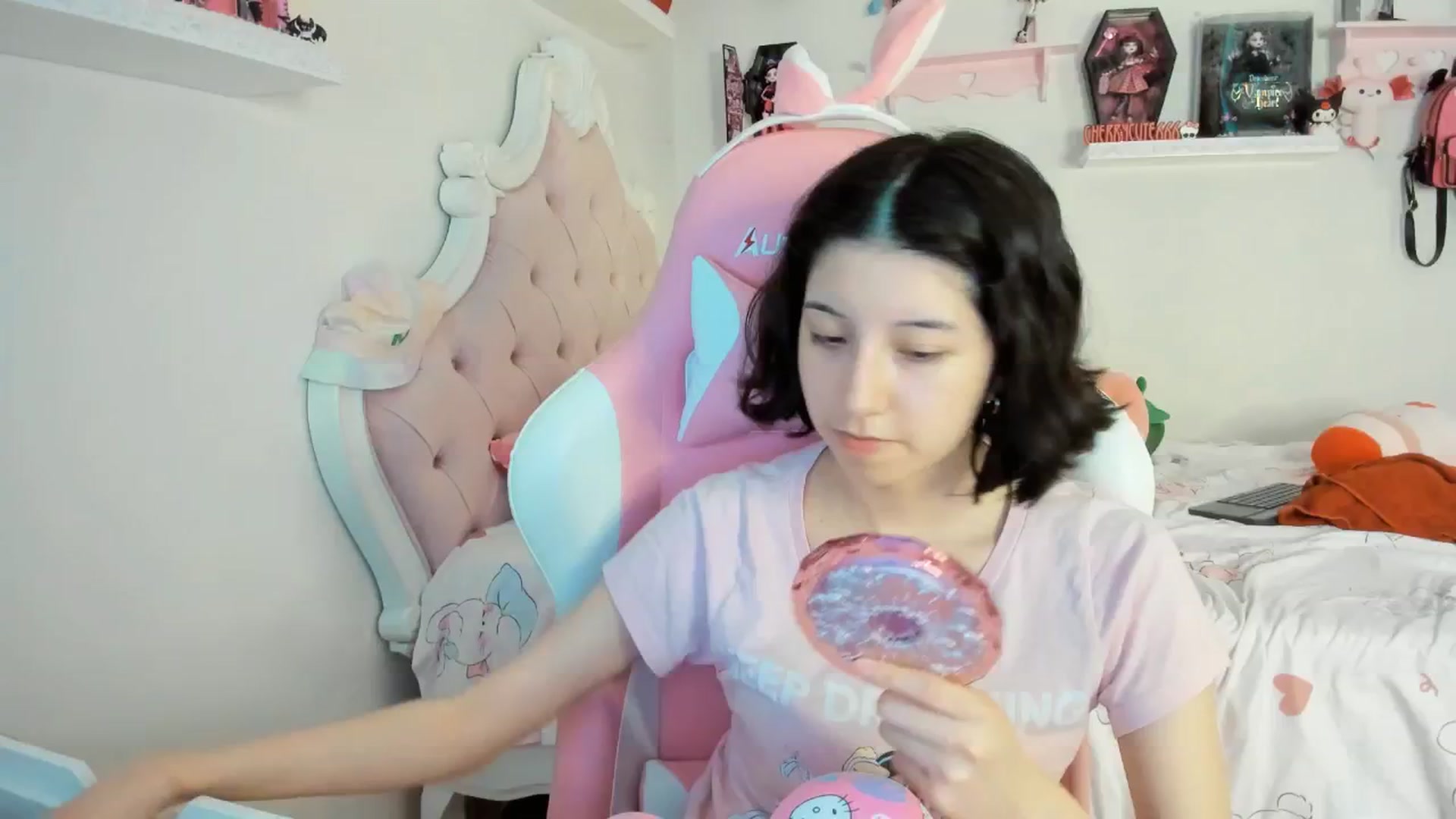 Gallery image thumbnail from Cherrycute666's myfreecams stream on, 08/31/2025, 24:03 image 20 of 20