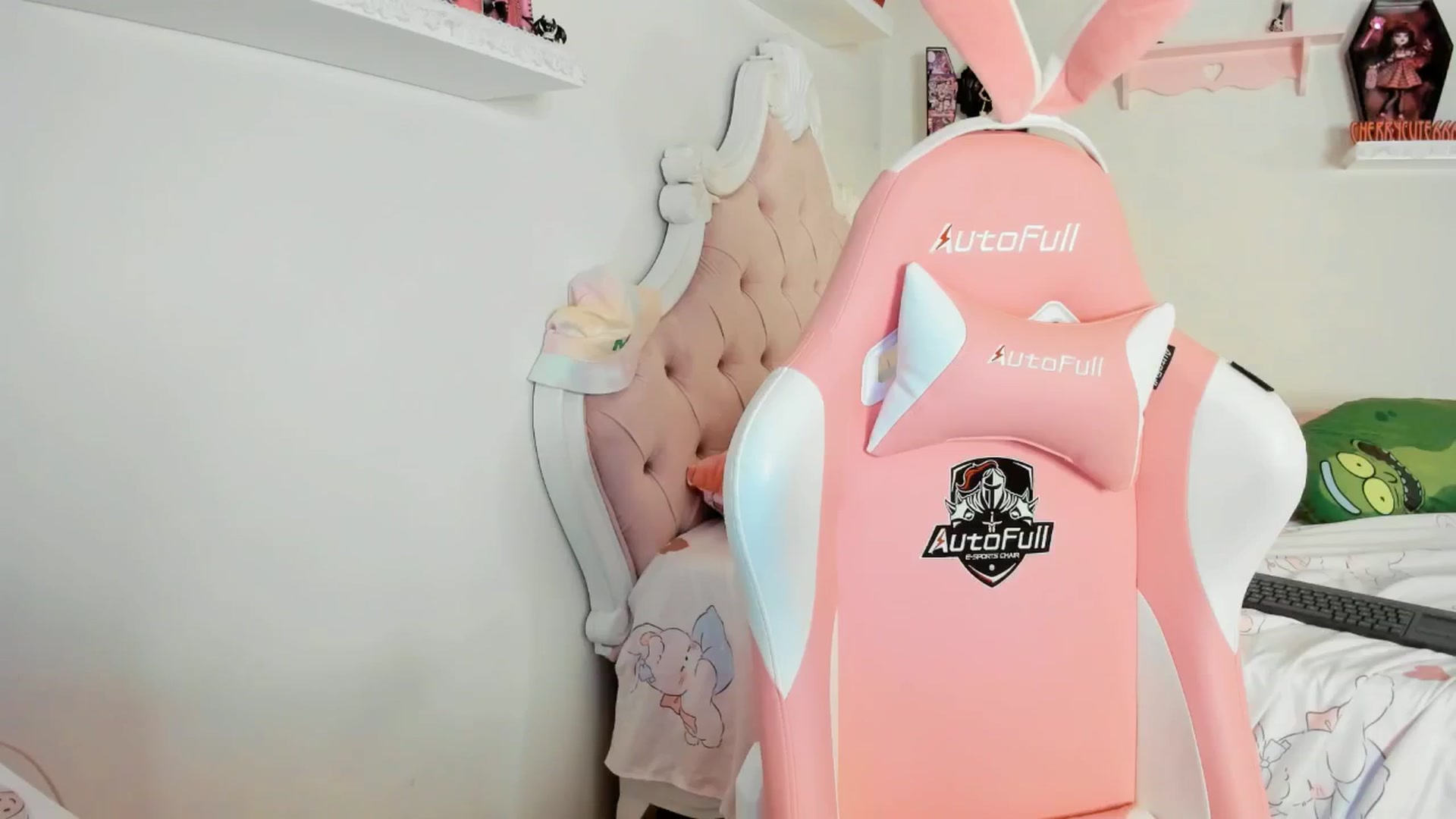 Gallery image thumbnail from Cherrycute666's myfreecams stream on, 09/01/2025, 07:42 image 10 of 20