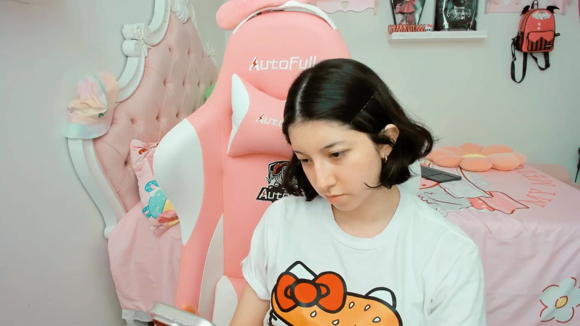 Gallery image thumbnail from Cherrycute666's myfreecams stream on, 09/18/2025, 21:24 image 17 of 20
