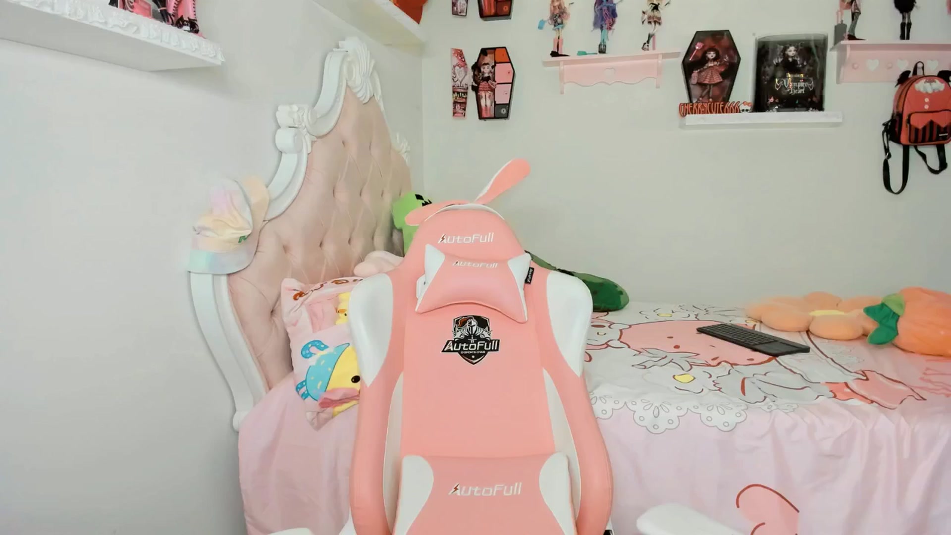 Gallery image thumbnail from Cherrycute666's myfreecams stream on, 09/19/2025, 06:03 image 5 of 20