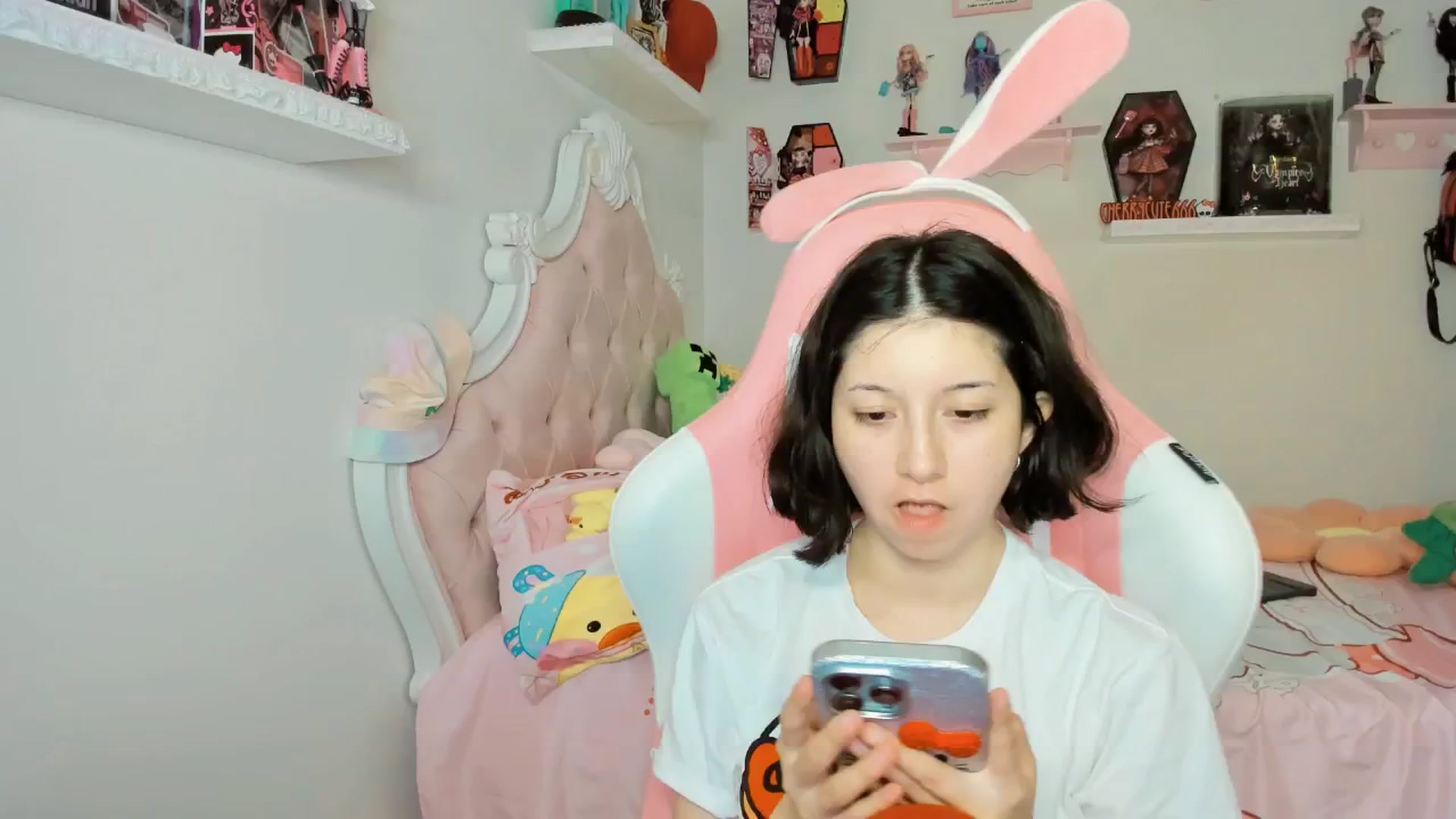 Gallery image thumbnail from Cherrycute666's myfreecams stream on, 09/19/2025, 06:03 image 1 of 20