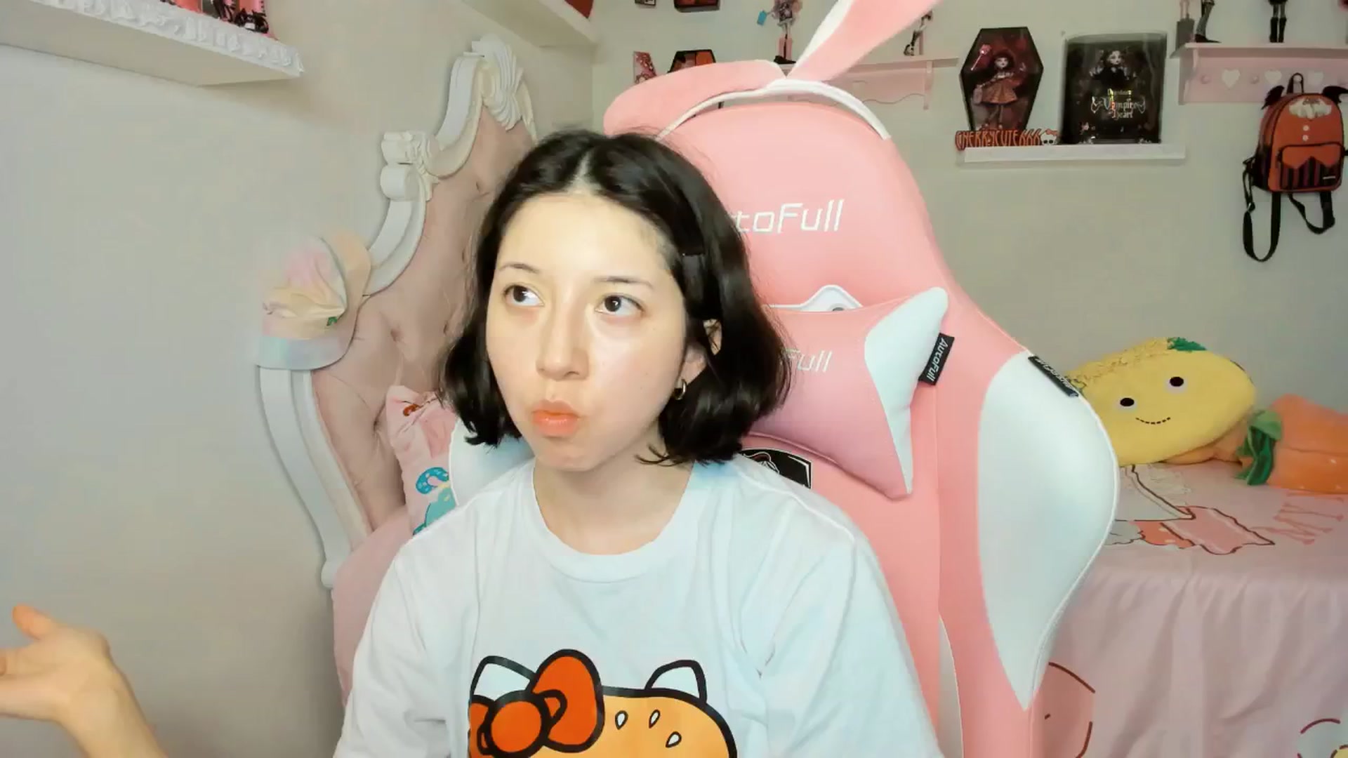 Gallery image thumbnail from Cherrycute666's myfreecams stream on, 09/19/2025, 06:03 image 17 of 20