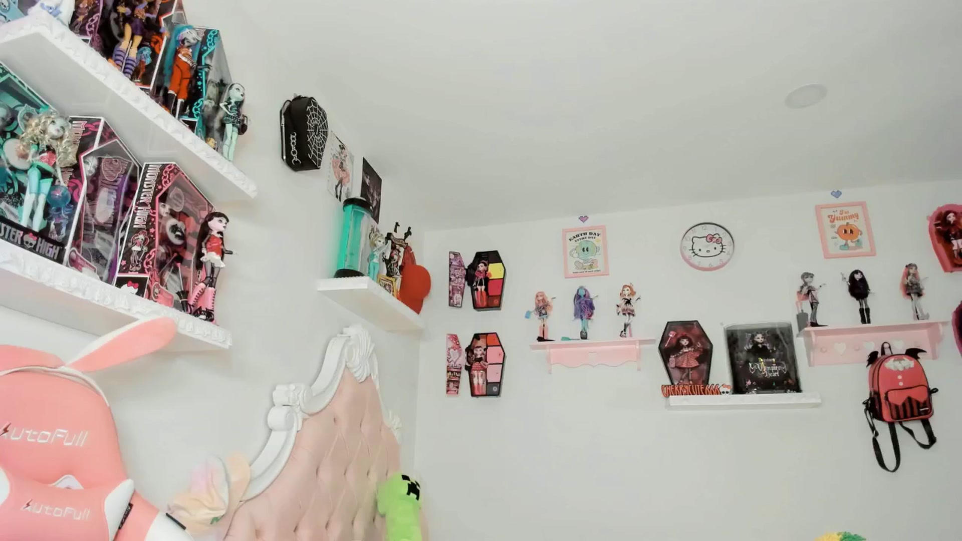 Gallery image thumbnail from Cherrycute666's myfreecams stream on, 09/19/2025, 06:03 image 16 of 20