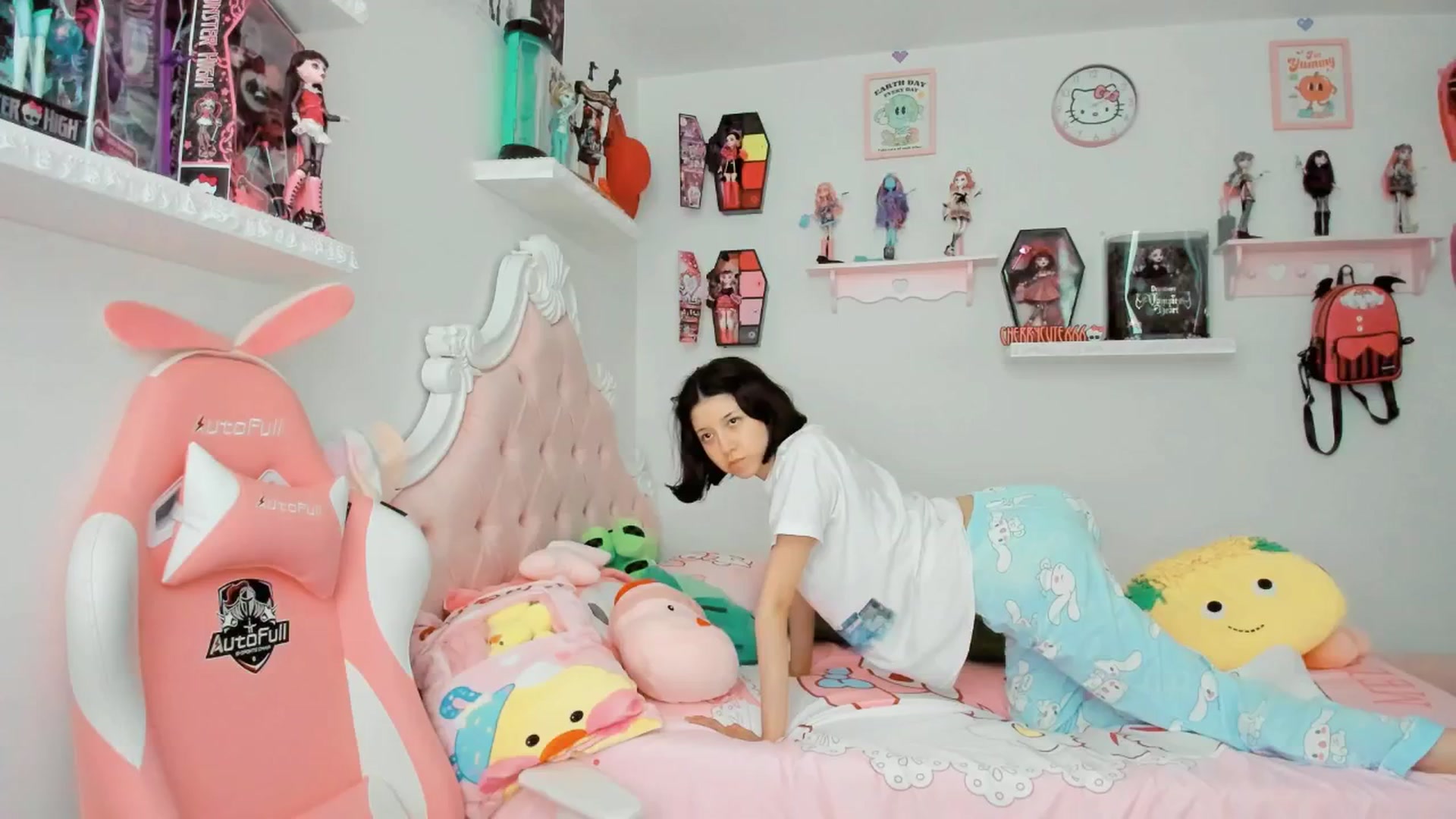 Gallery image thumbnail from Cherrycute666's myfreecams stream on, 09/20/2025, 01:04 image 14 of 20
