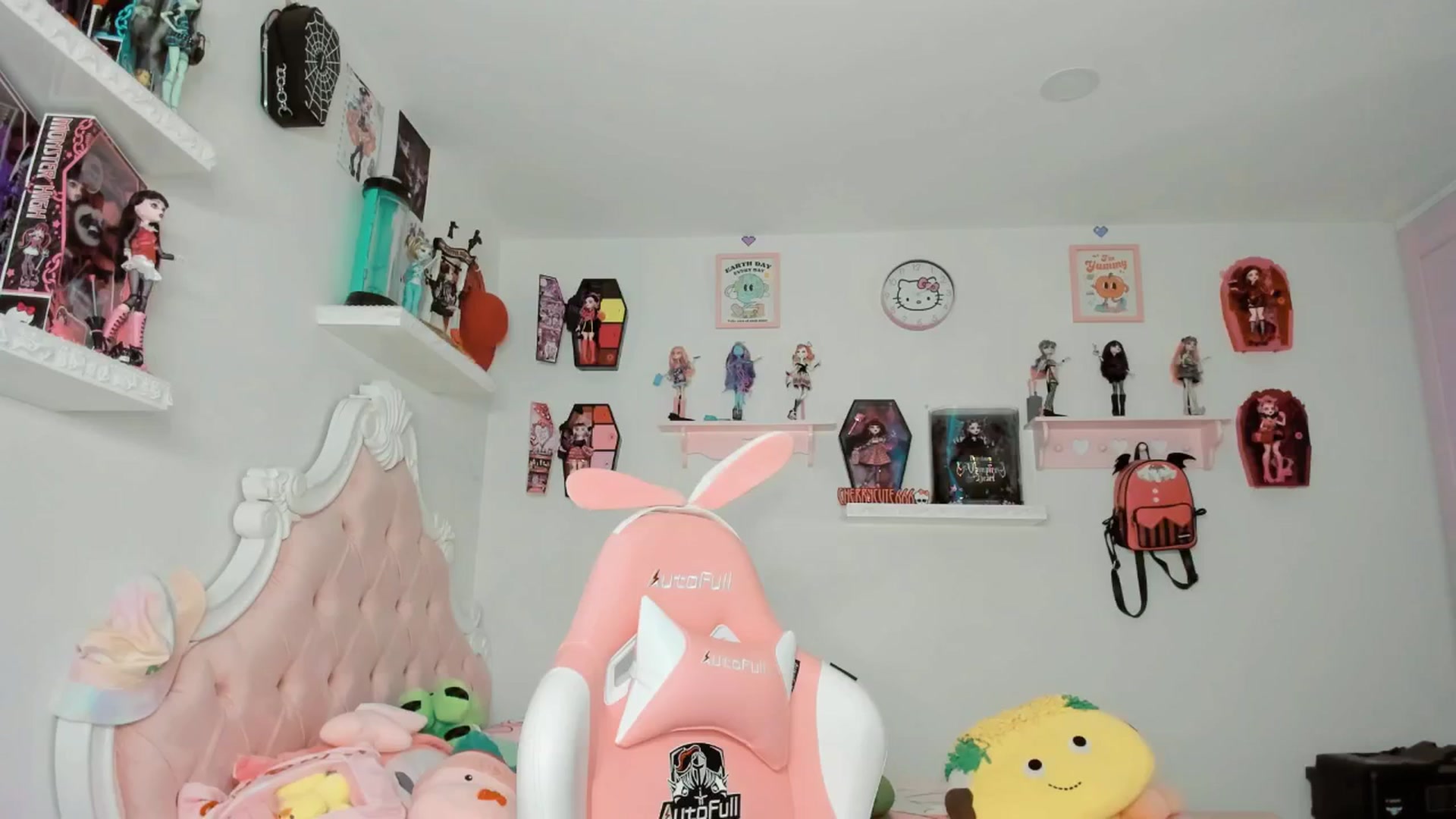 Gallery image thumbnail from Cherrycute666's myfreecams stream on, 09/20/2025, 01:04 image 17 of 20