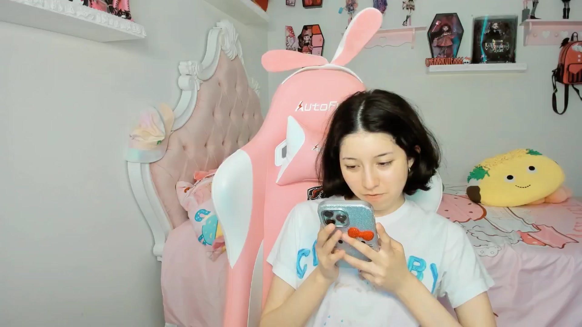 Gallery image thumbnail from Cherrycute666's myfreecams stream on, 09/20/2025, 01:04 image 15 of 20
