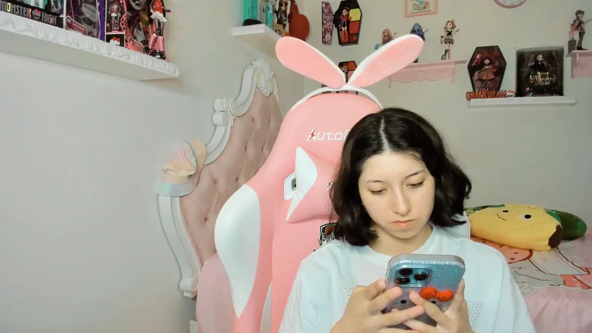 Gallery image thumbnail from Cherrycute666's myfreecams stream on, 09/22/2025, 05:25 image 17 of 20