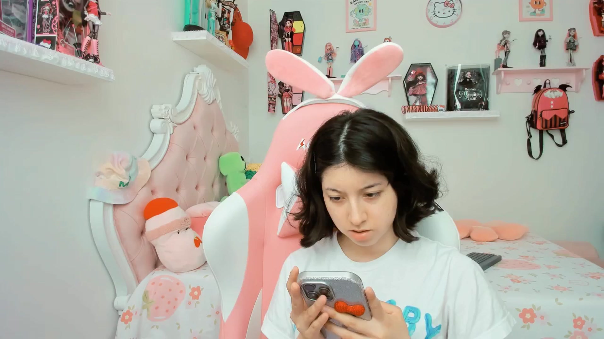 Gallery image thumbnail from Cherrycute666's myfreecams stream on, 09/25/2025, 20:49 image 12 of 20