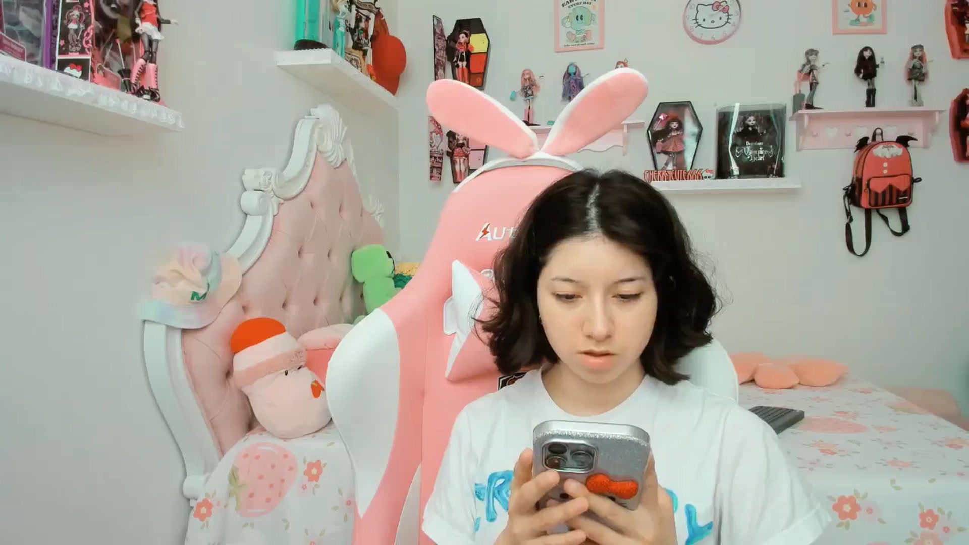 Gallery image thumbnail from Cherrycute666's myfreecams stream on, 09/25/2025, 20:49 image 4 of 20