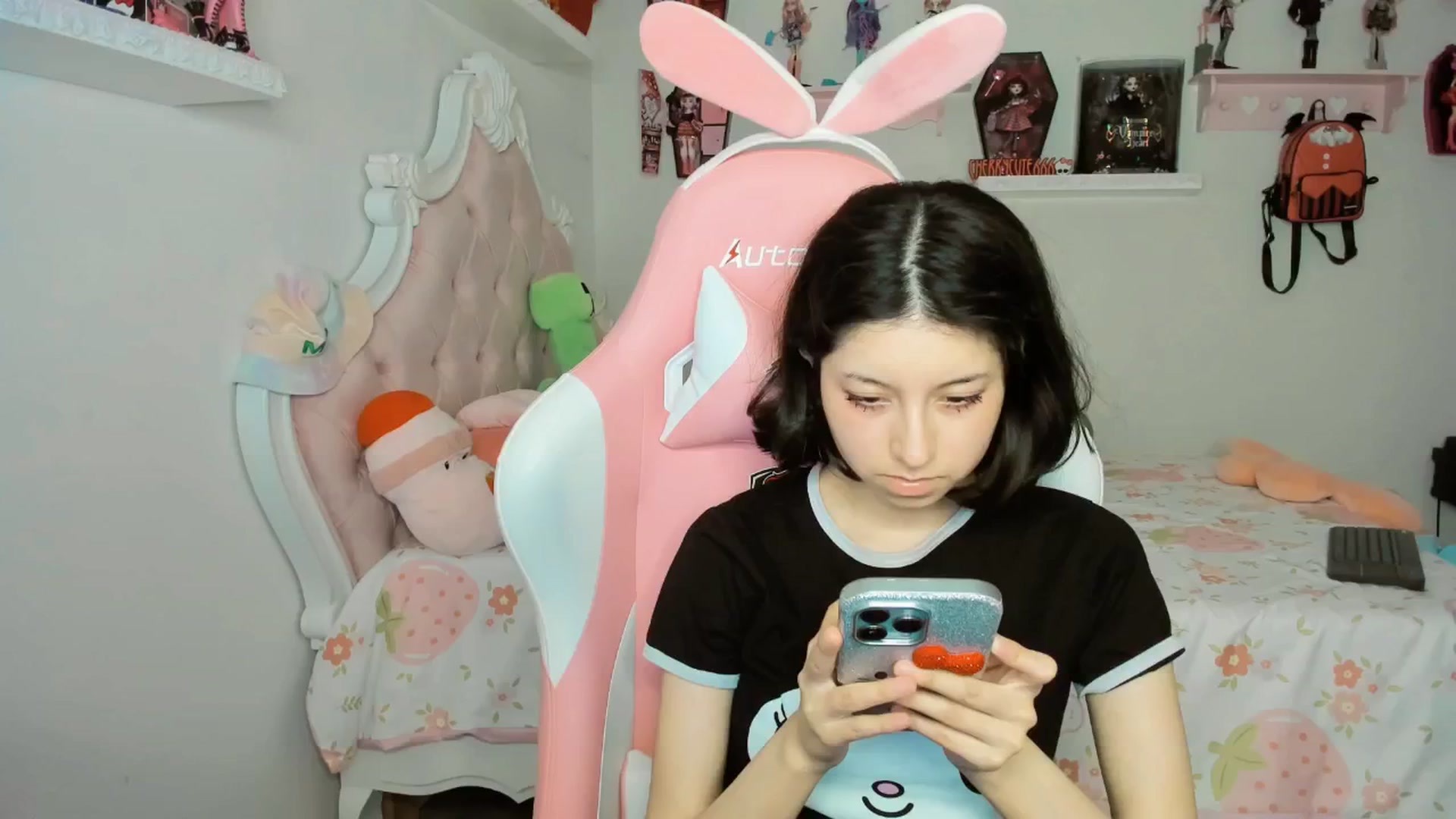 Gallery image thumbnail from Cherrycute666's myfreecams stream on, 09/27/2025, 04:09 image 16 of 20