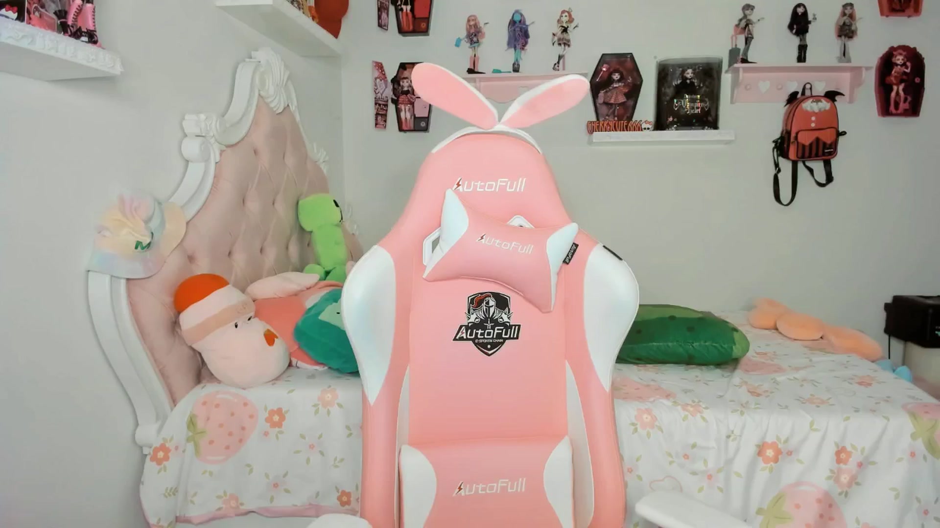 Gallery image thumbnail from Cherrycute666's myfreecams stream on, 09/27/2025, 04:09 image 6 of 20