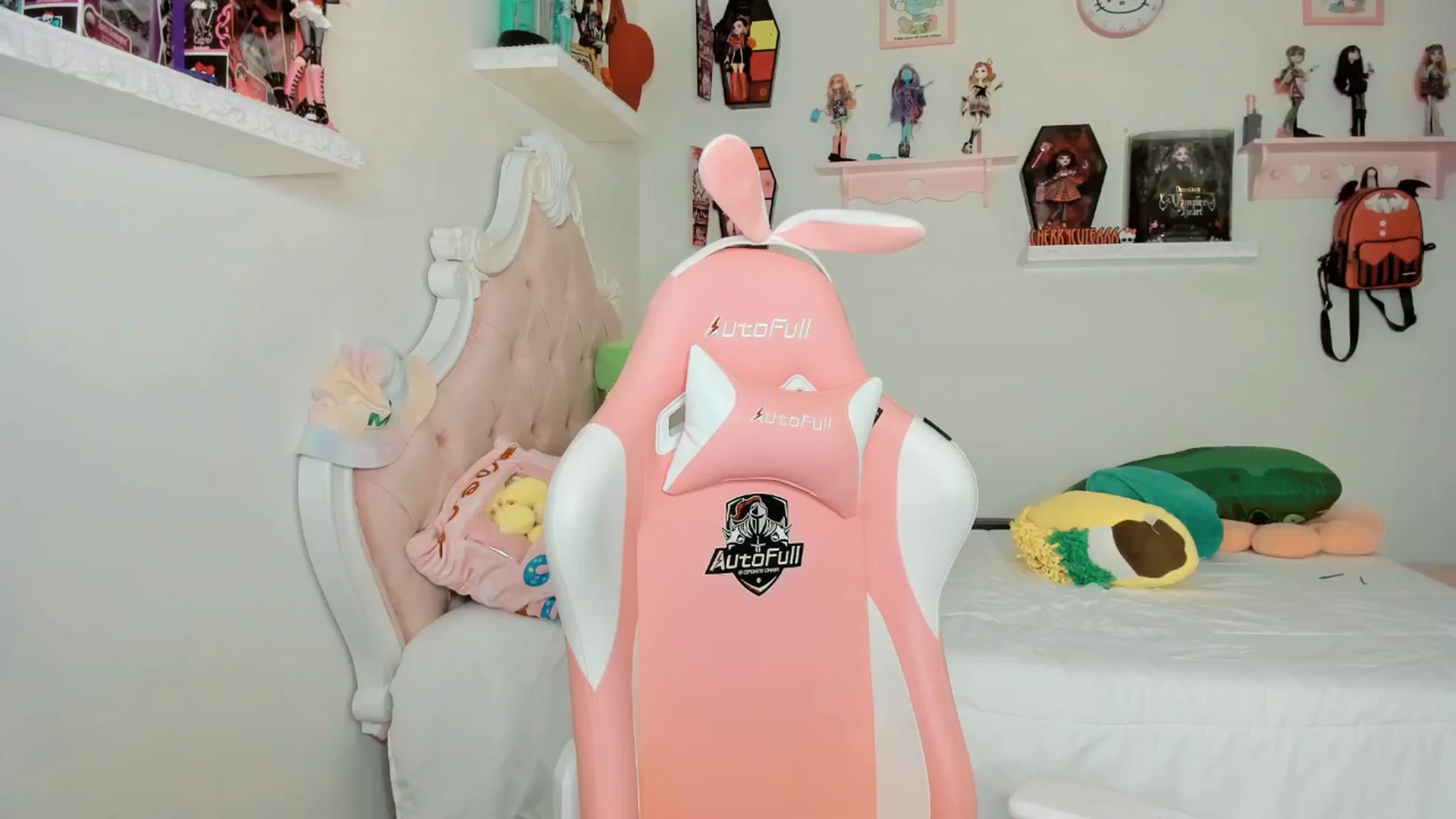 Gallery image thumbnail from Cherrycute666's myfreecams stream on, 10/04/2025, 03:44 image 6 of 20