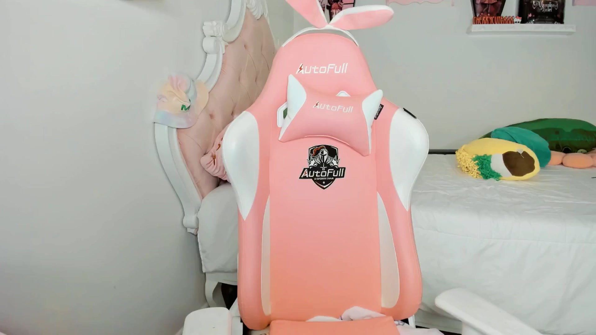 Gallery image thumbnail from Cherrycute666's myfreecams stream on, 10/04/2025, 03:44 image 17 of 20