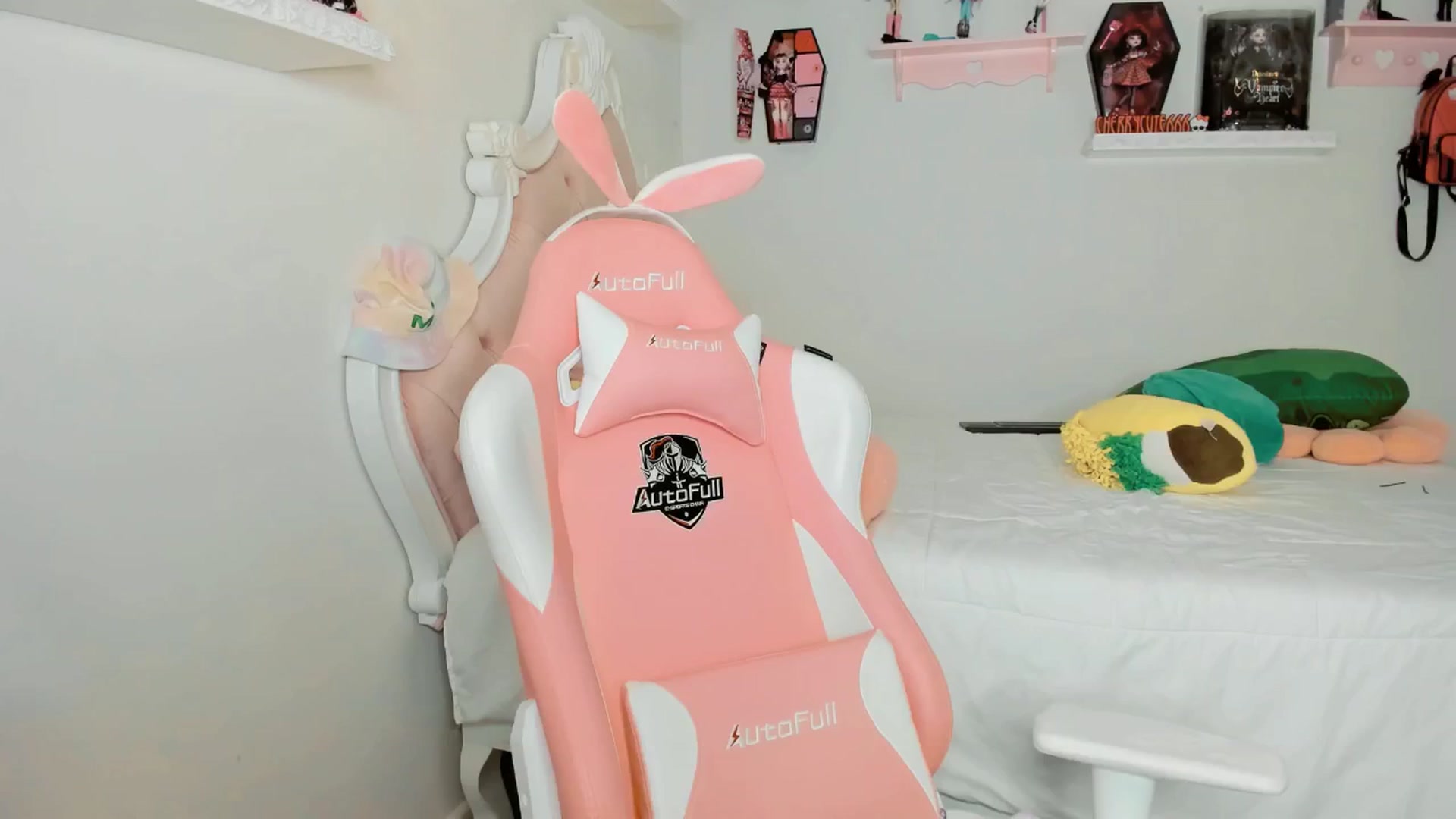 Gallery image thumbnail from Cherrycute666's myfreecams stream on, 10/04/2025, 03:44 image 10 of 20