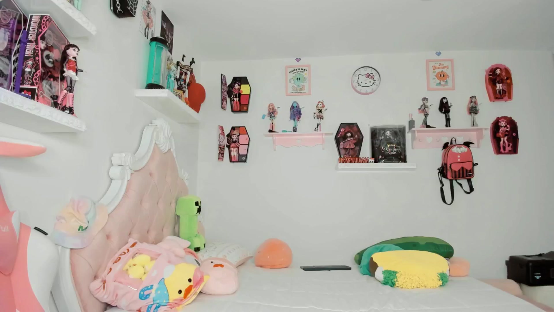 Gallery image thumbnail from Cherrycute666's myfreecams stream on, 10/04/2025, 06:03 image 9 of 20