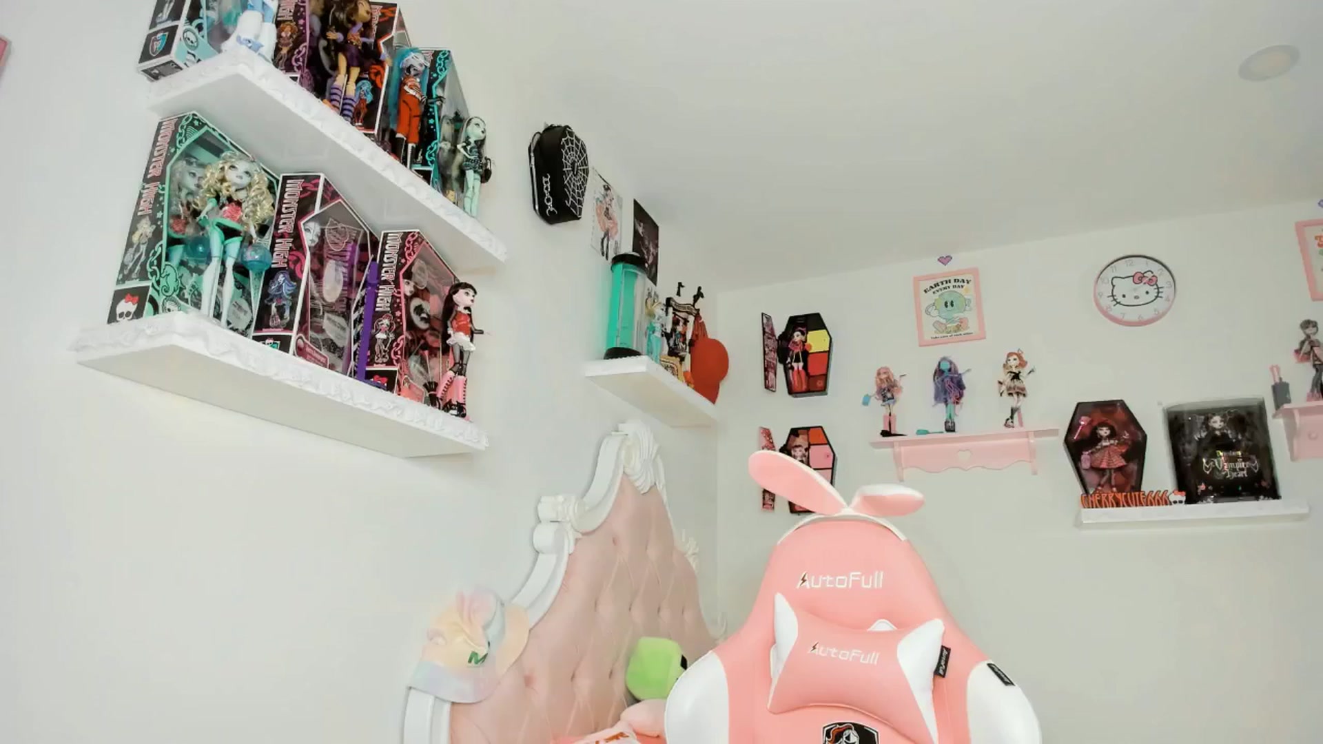 Gallery image thumbnail from Cherrycute666's myfreecams stream on, 10/05/2025, 05:05 image 15 of 20