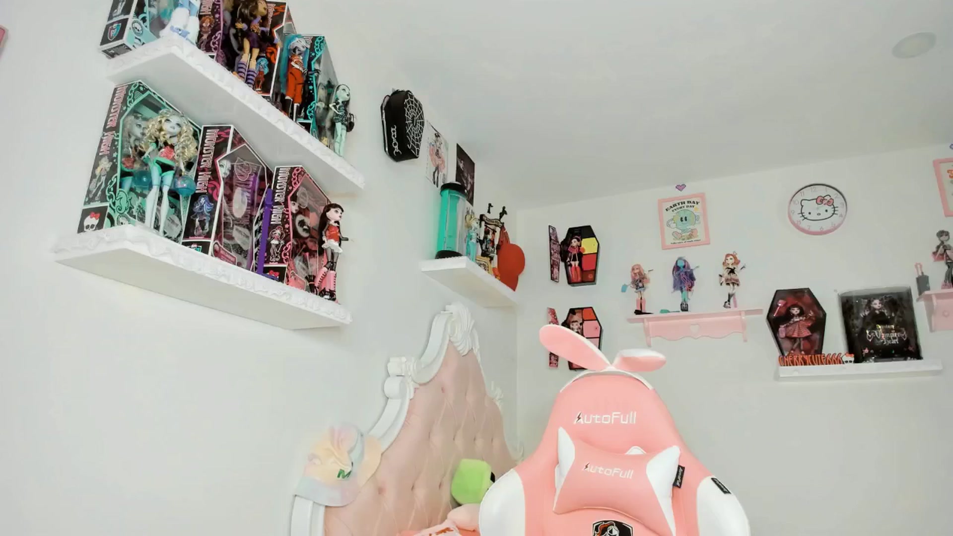 Gallery image thumbnail from Cherrycute666's myfreecams stream on, 10/05/2025, 05:05 image 13 of 20