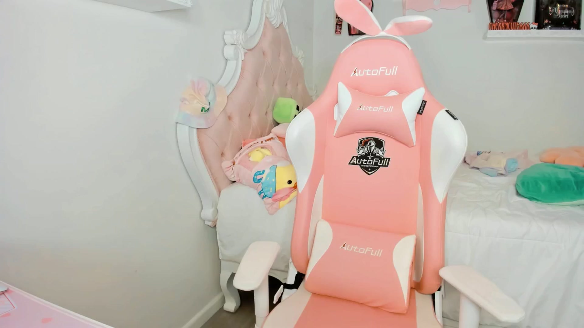 Gallery image thumbnail from Cherrycute666's myfreecams stream on, 10/05/2025, 08:43 image 19 of 20