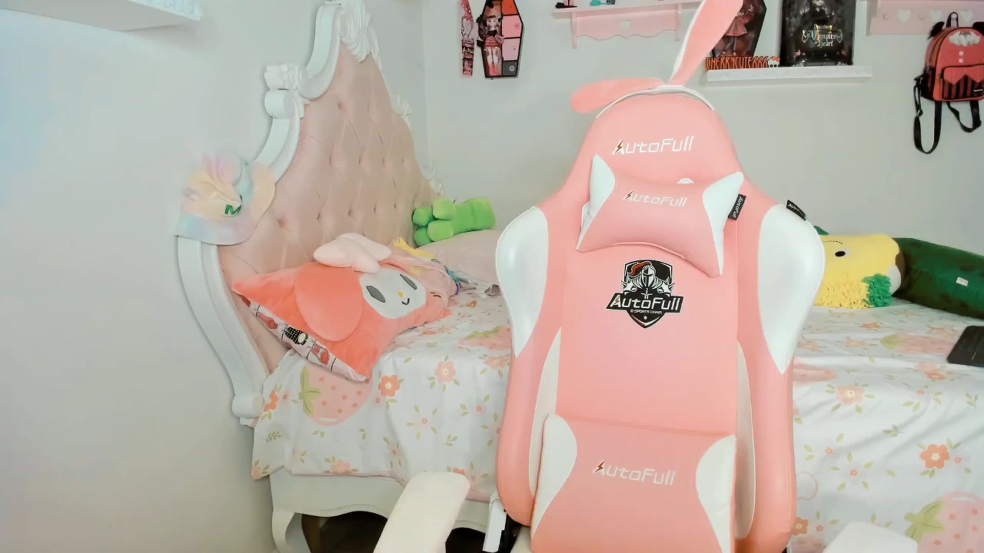 Gallery image thumbnail from Cherrycute666's myfreecams stream on, 10/11/2025, 08:22 image 15 of 20