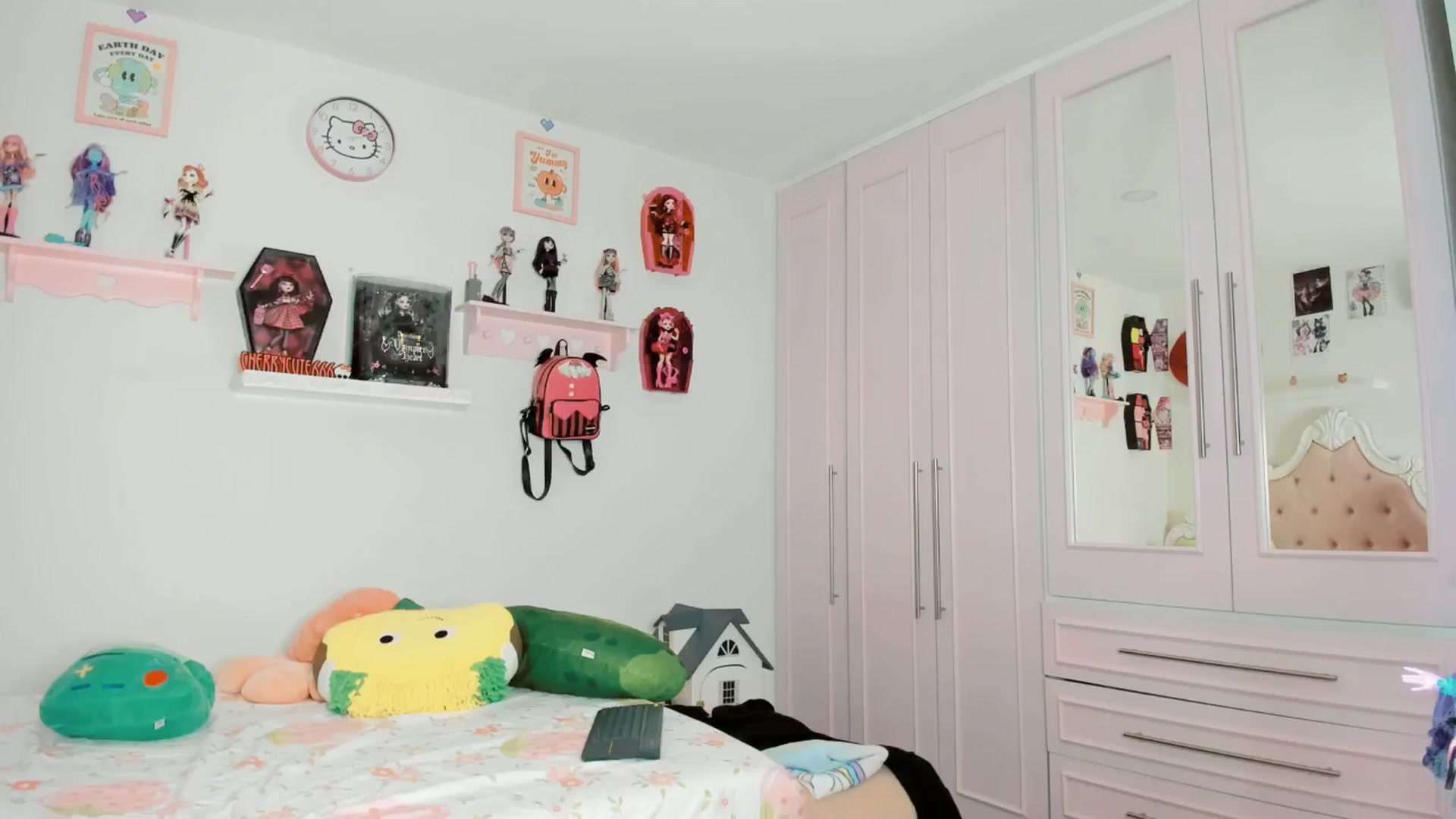 Gallery image thumbnail from Cherrycute666's myfreecams stream on, 10/11/2025, 08:22 image 10 of 20