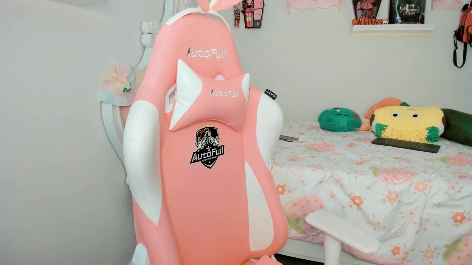 Gallery image thumbnail from Cherrycute666's myfreecams stream on, 10/12/2025, 01:32 image 1 of 20