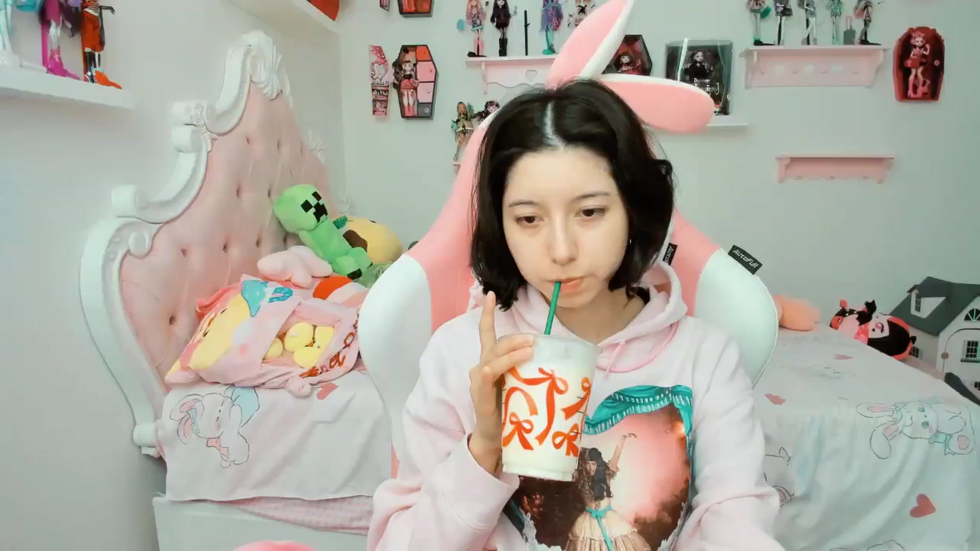 Gallery image thumbnail from Cherrycute666's myfreecams stream on, 11/11/2025, 21:25 image 1 of 20