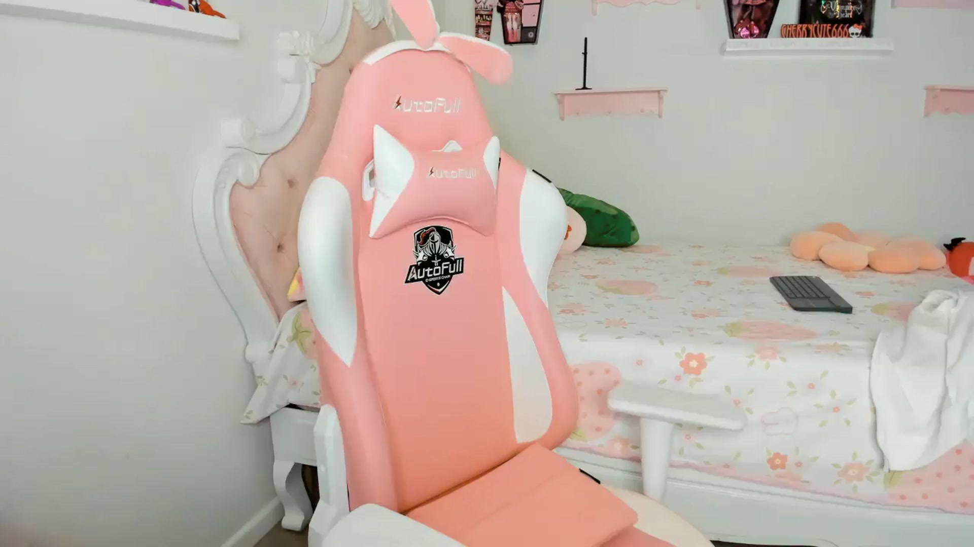 Gallery image thumbnail from Cherrycute666's myfreecams stream on, 11/20/2025, 05:51 image 15 of 20