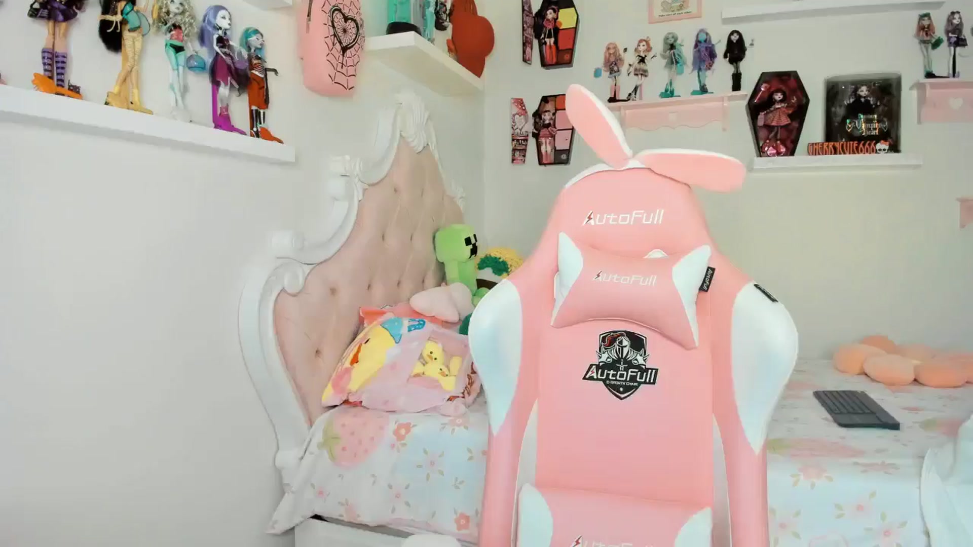 Gallery image thumbnail from Cherrycute666's myfreecams stream on, 11/20/2025, 05:51 image 1 of 20