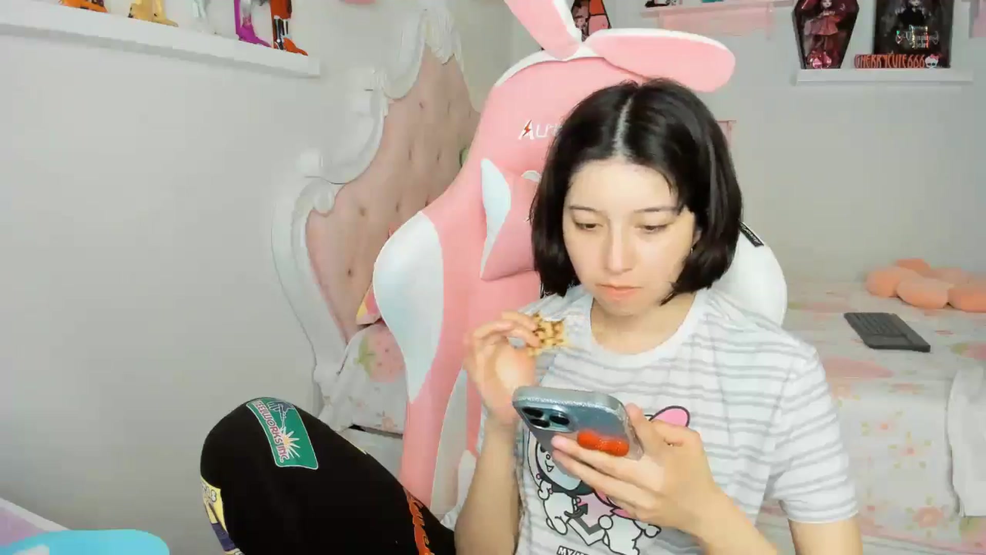 Gallery image thumbnail from Cherrycute666's myfreecams stream on, 11/20/2025, 06:24 image 14 of 20