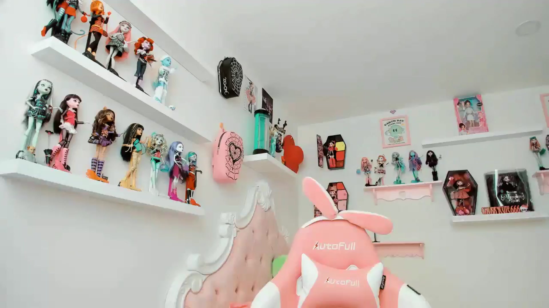 Gallery image thumbnail from Cherrycute666's myfreecams stream on, 11/21/2025, 21:47 image 17 of 20