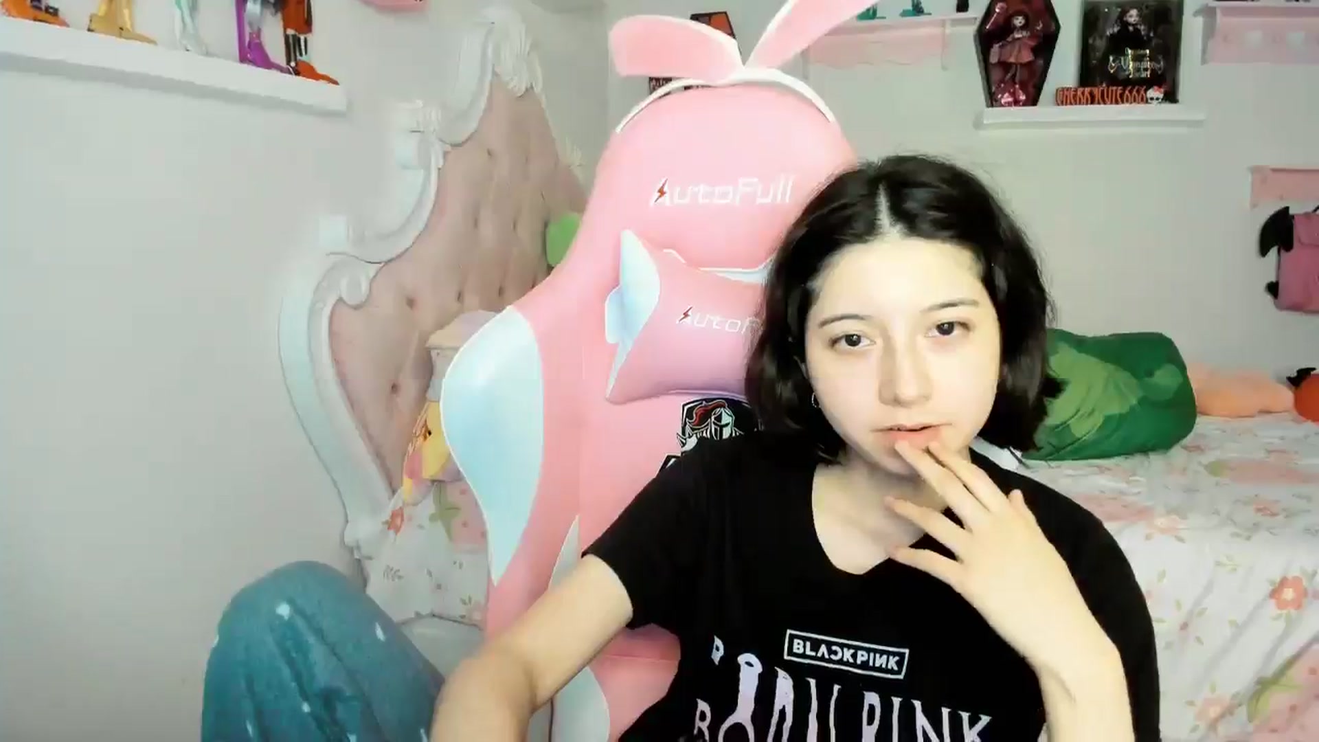 Gallery image thumbnail from Cherrycute666's myfreecams stream on, 11/23/2025, 01:14 image 17 of 20