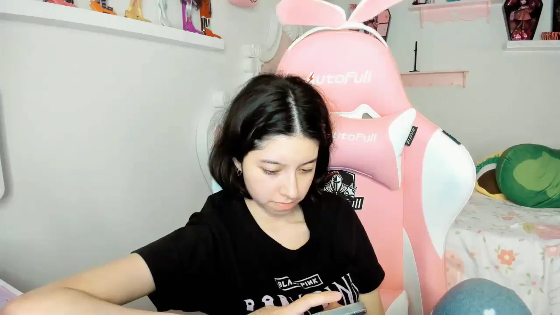 Gallery image thumbnail from Cherrycute666's myfreecams stream on, 11/23/2025, 01:20 image 16 of 20