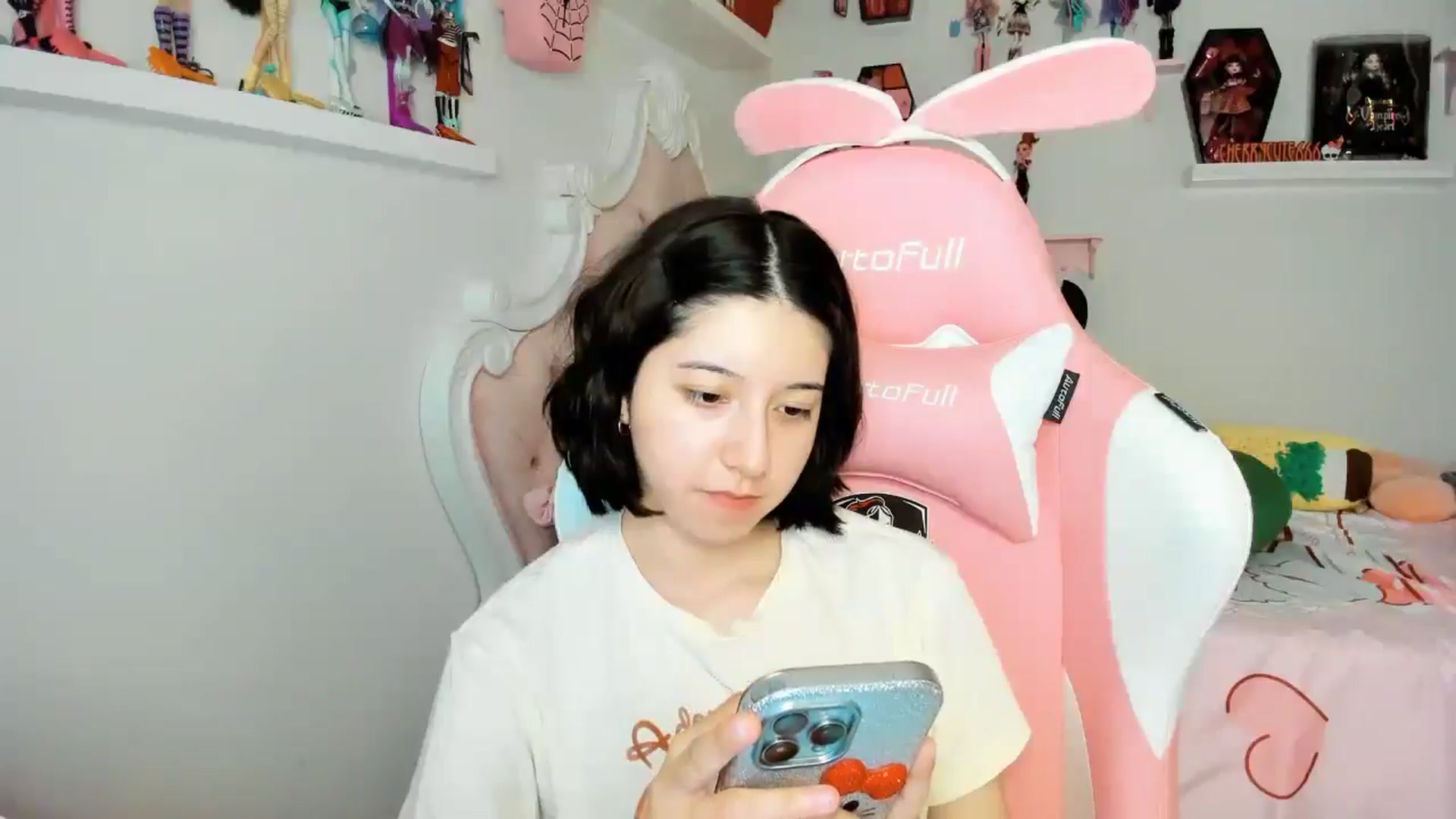 Gallery image thumbnail from Cherrycute666's myfreecams stream on, 12/01/2025, 05:49 image 17 of 20