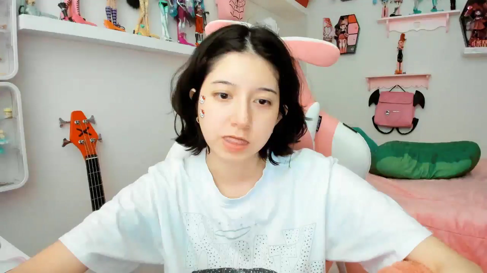 Gallery image thumbnail from Cherrycute666's myfreecams stream on, 12/03/2025, 23:04 image 6 of 20