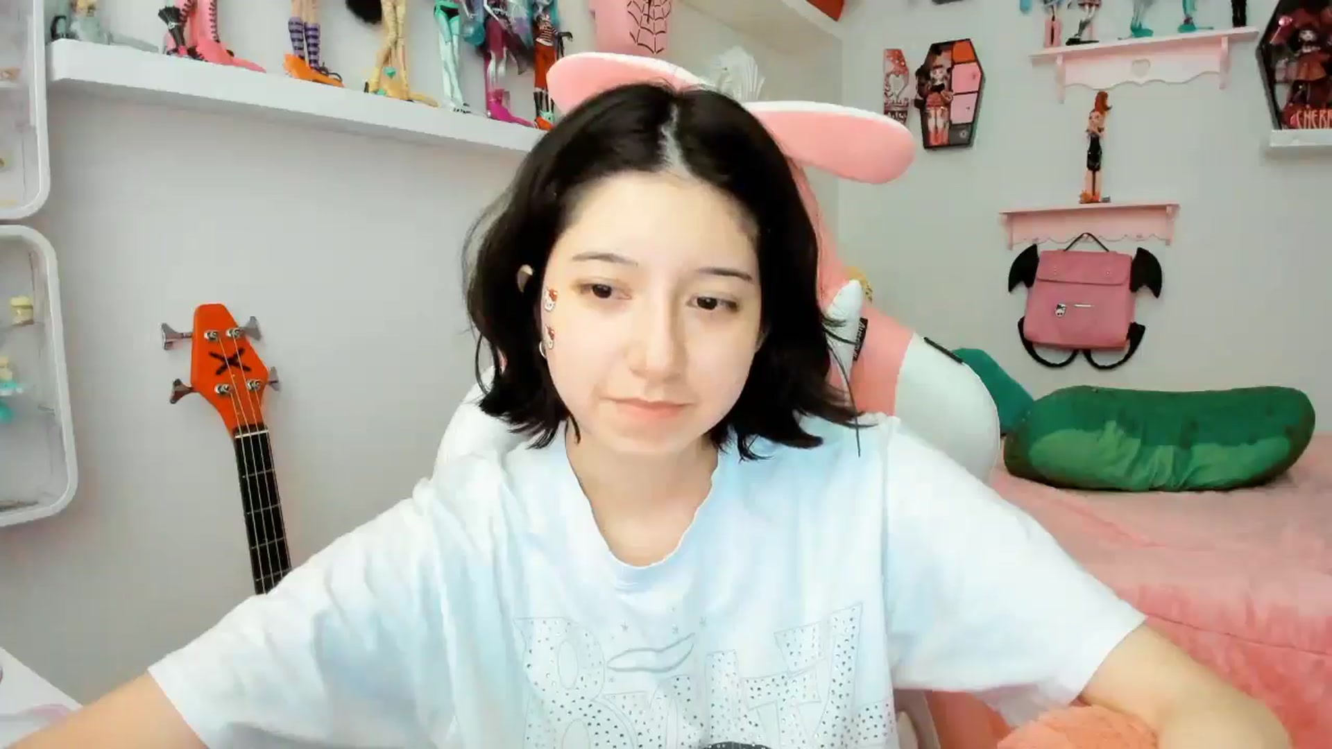 Gallery image thumbnail from Cherrycute666's myfreecams stream on, 12/03/2025, 23:04 image 14 of 20