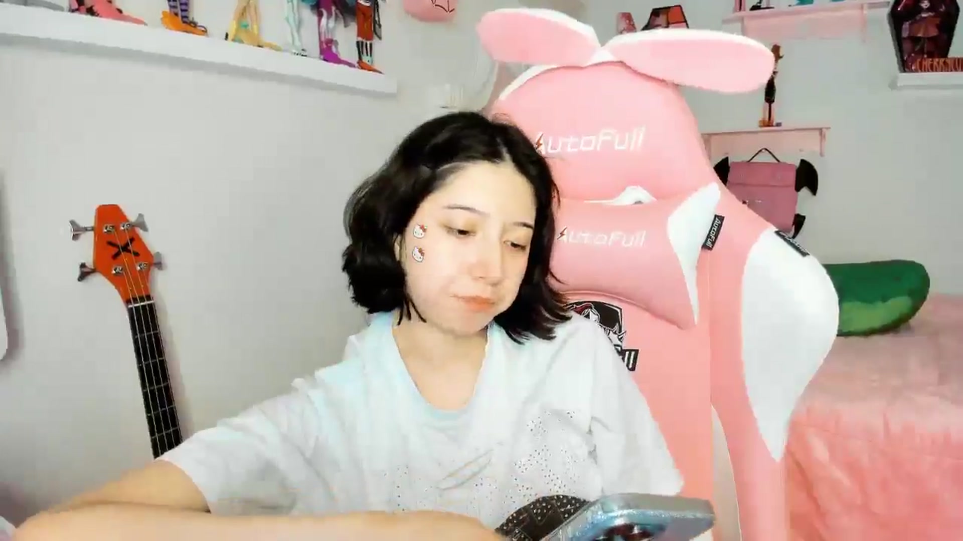 Gallery image thumbnail from Cherrycute666's myfreecams stream on, 12/04/2025, 24:10 image 16 of 20